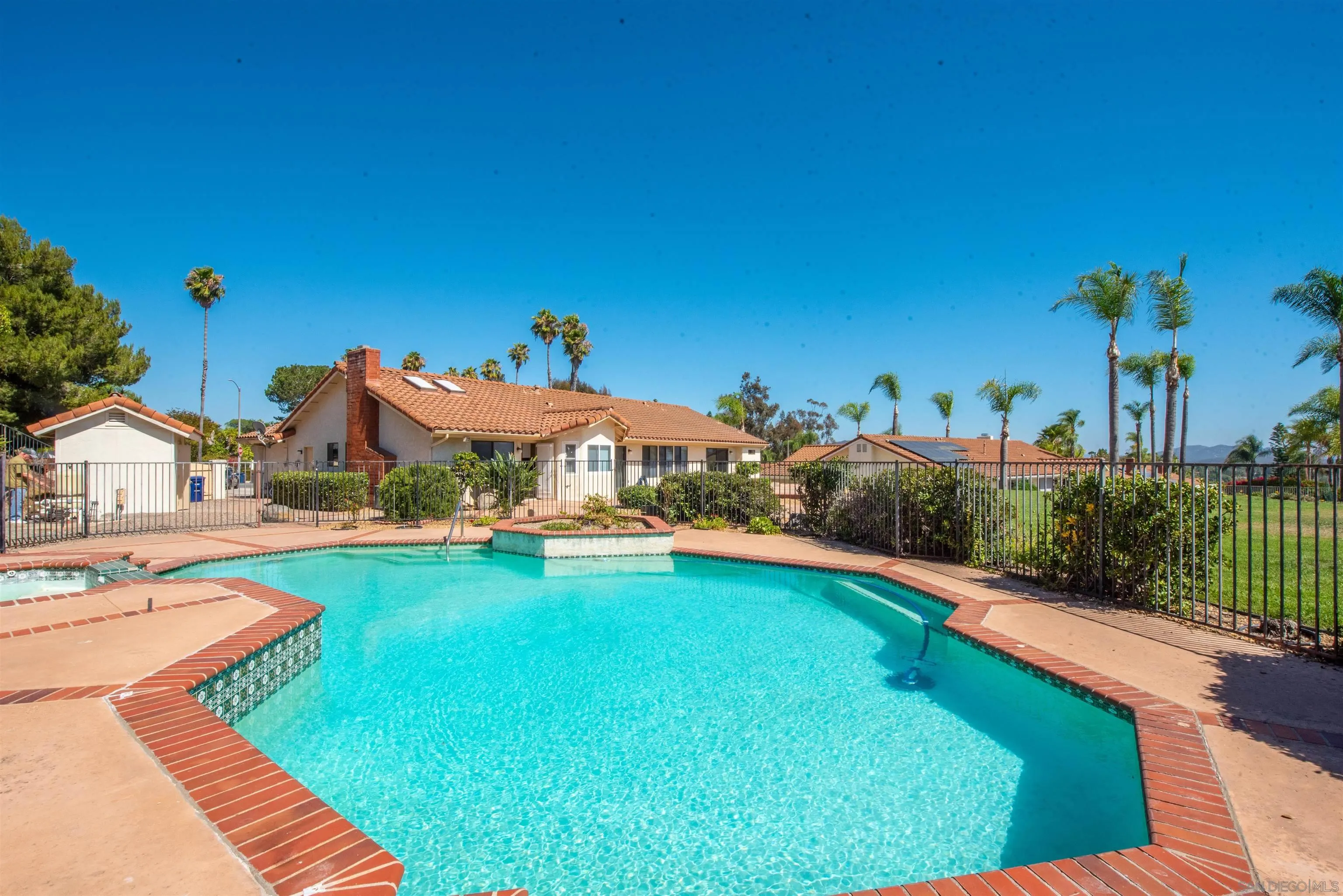 https://cdn.realtyfeed.com/cdn/127/260016761/eb2b09b9abc515278771771d90d97317.webp