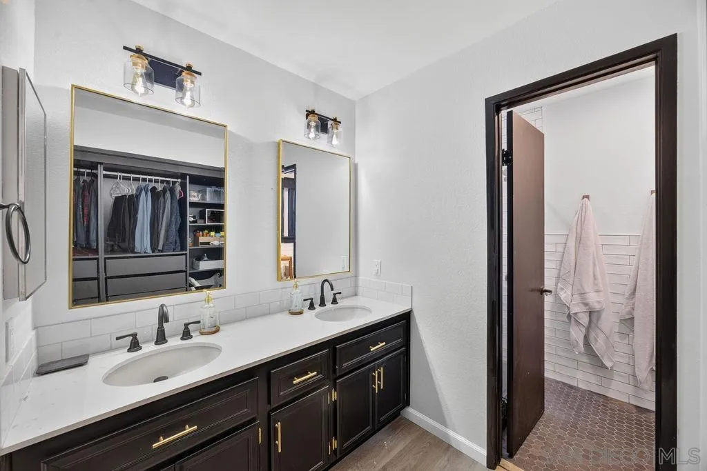 https://cdn.realtyfeed.com/cdn/127/260016776/981086c50e3ab3b9bd360b728da987c8.webp