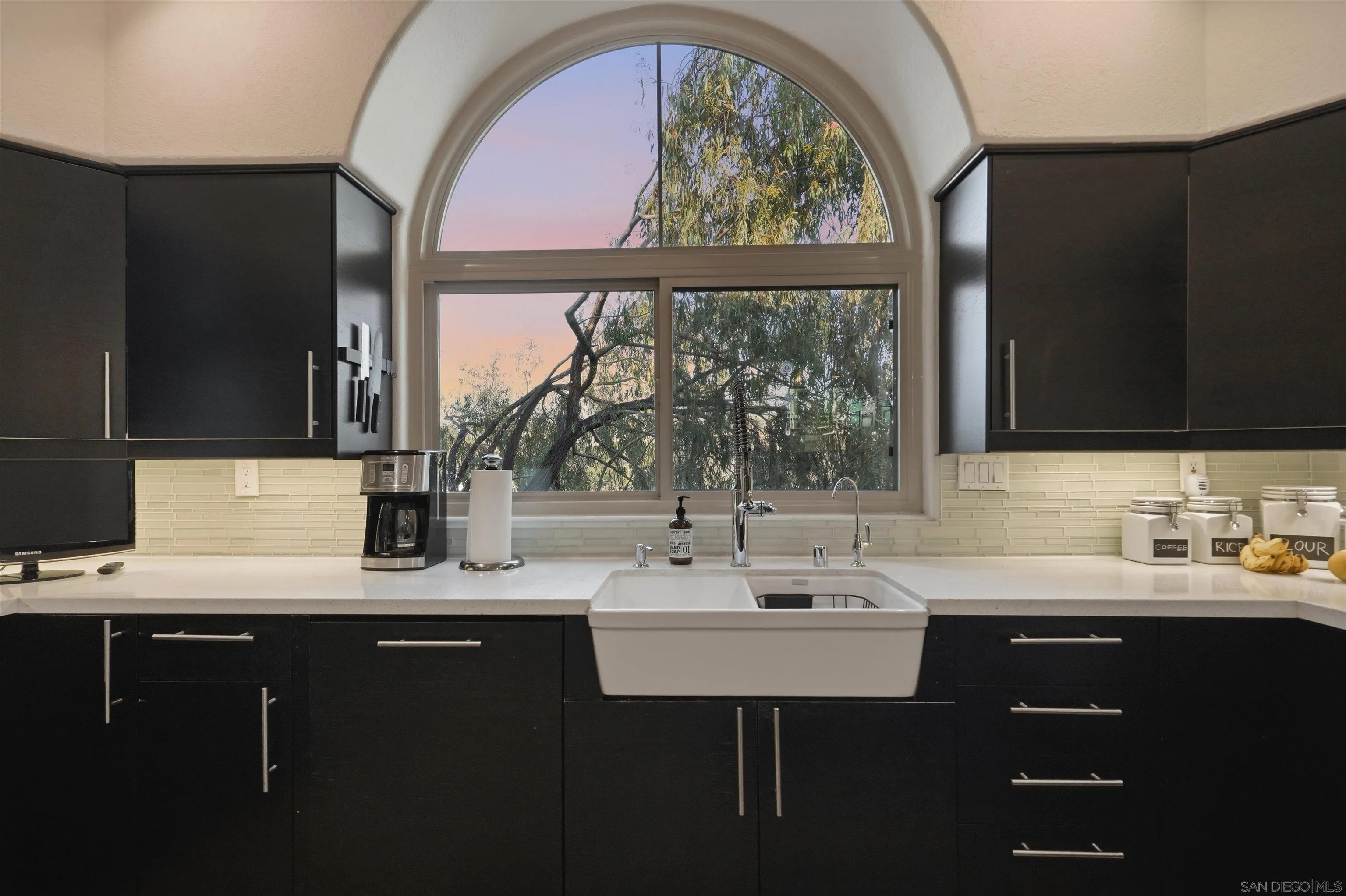 https://cdn.realtyfeed.com/cdn/127/260016802/f6bd499ae9934587fc3997dbbee2aa41.webp