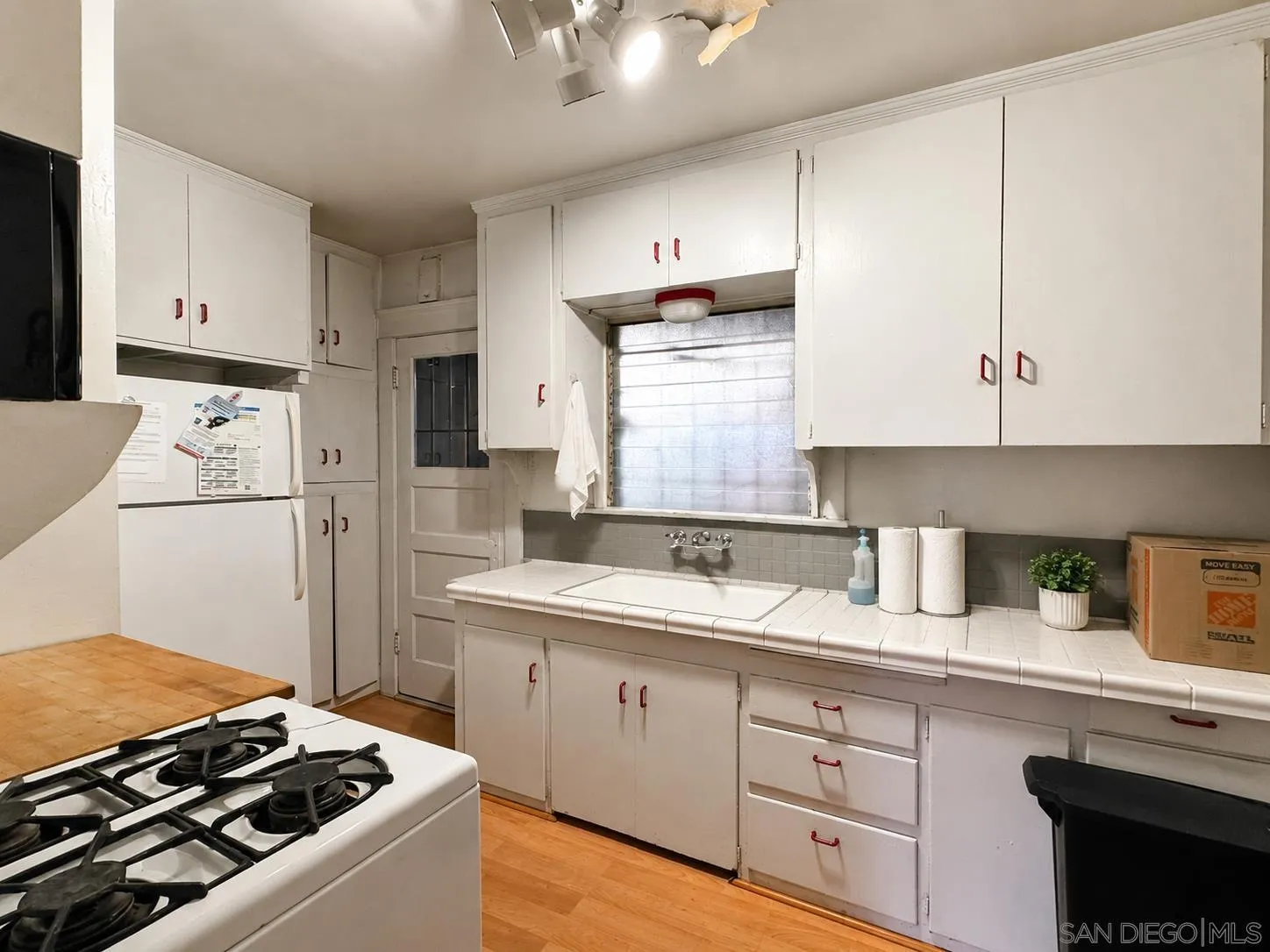 https://cdn.realtyfeed.com/cdn/127/260016817/300acd438cb012129c6d6f94dfc6a016.webp