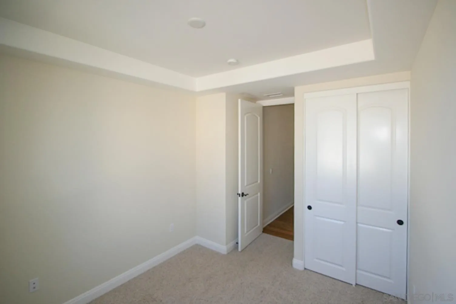 https://cdn.realtyfeed.com/cdn/127/260016824/411bed95821f4eed00c541295510ff4c.webp