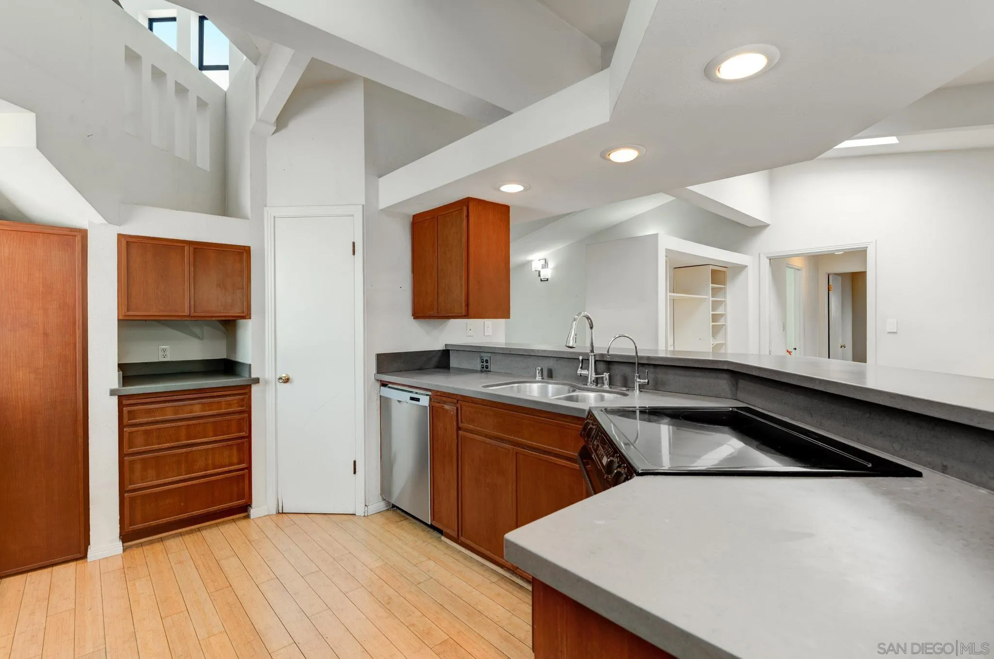 https://cdn.realtyfeed.com/cdn/127/260016830/3deb18155df1c8aeb04edf0c23520d67.webp