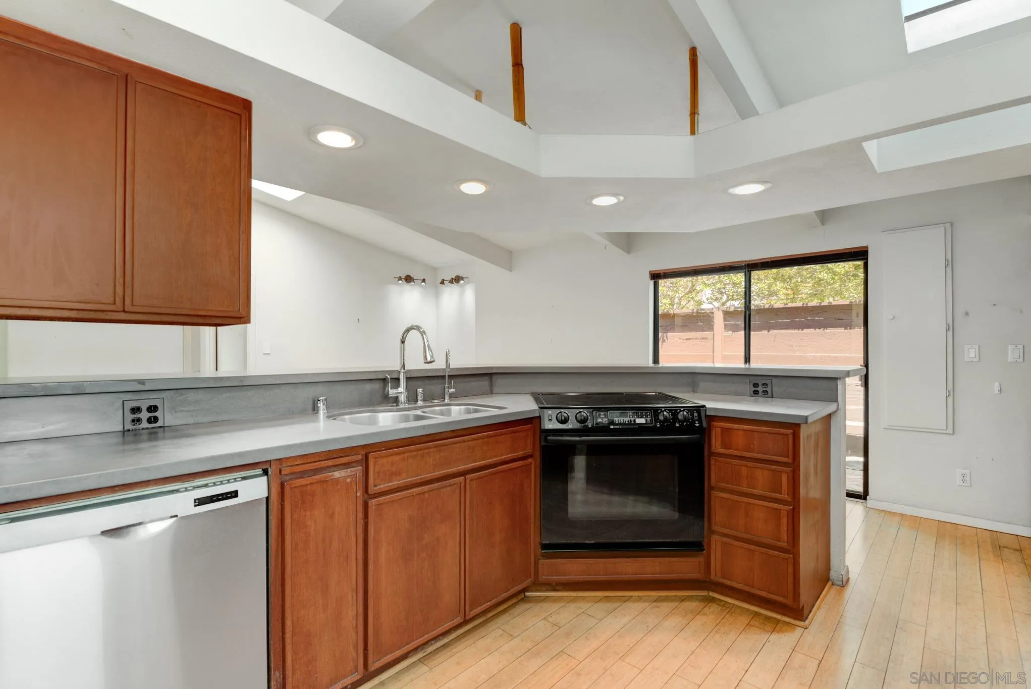 https://cdn.realtyfeed.com/cdn/127/260016830/b84deec983d6390f0a58e51b6eed96b9.webp