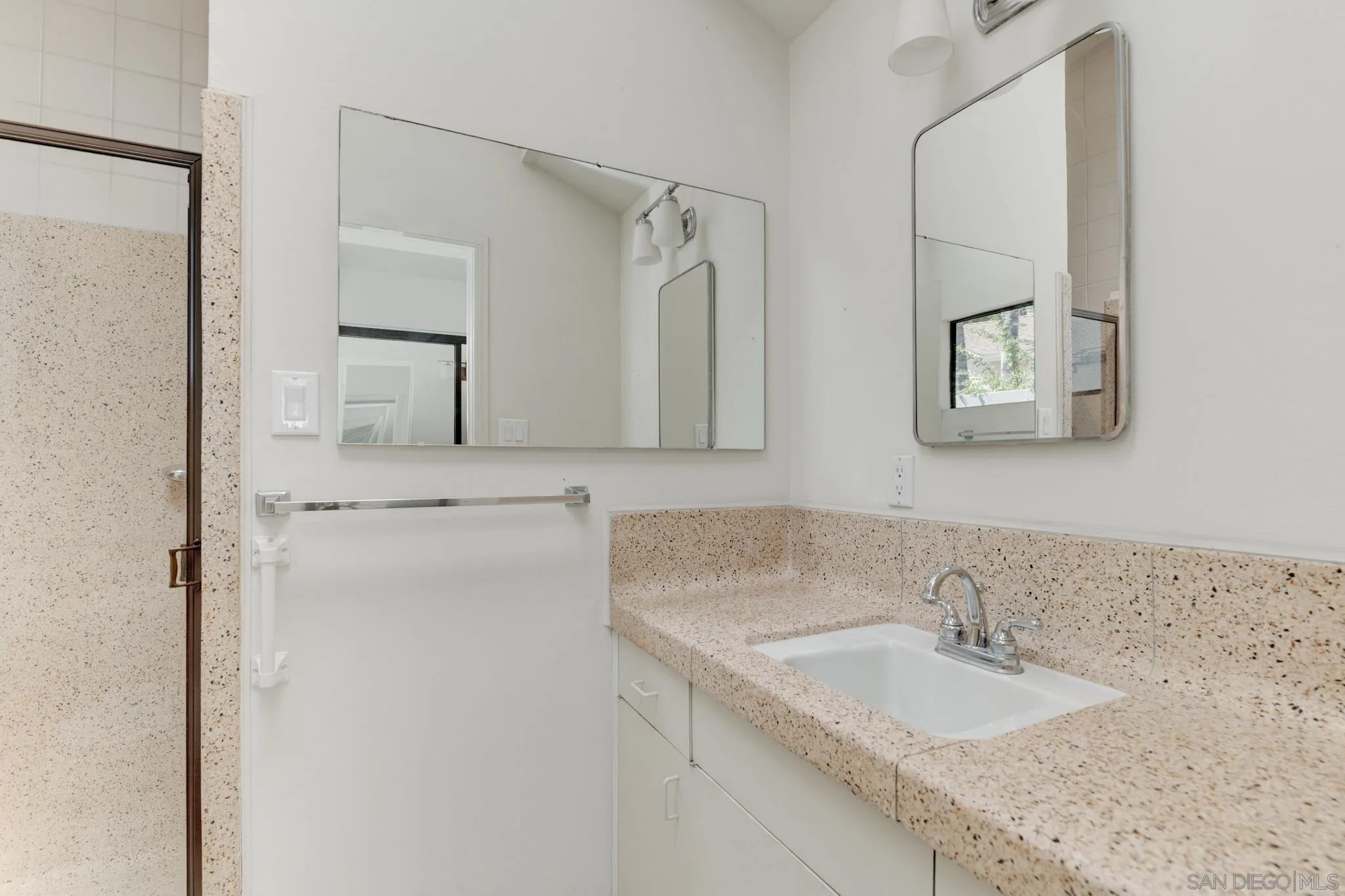 https://cdn.realtyfeed.com/cdn/127/260016830/db4fe9f633f4c34a41cbe684de45e76a.webp