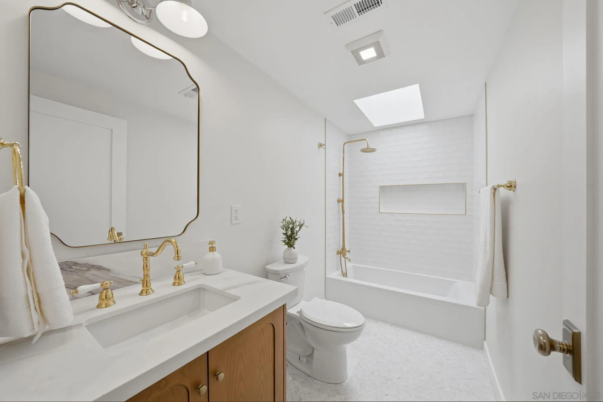 https://cdn.realtyfeed.com/cdn/127/260016834/bde9256ed7914c59ed2ed08aa1f4ac28.webp