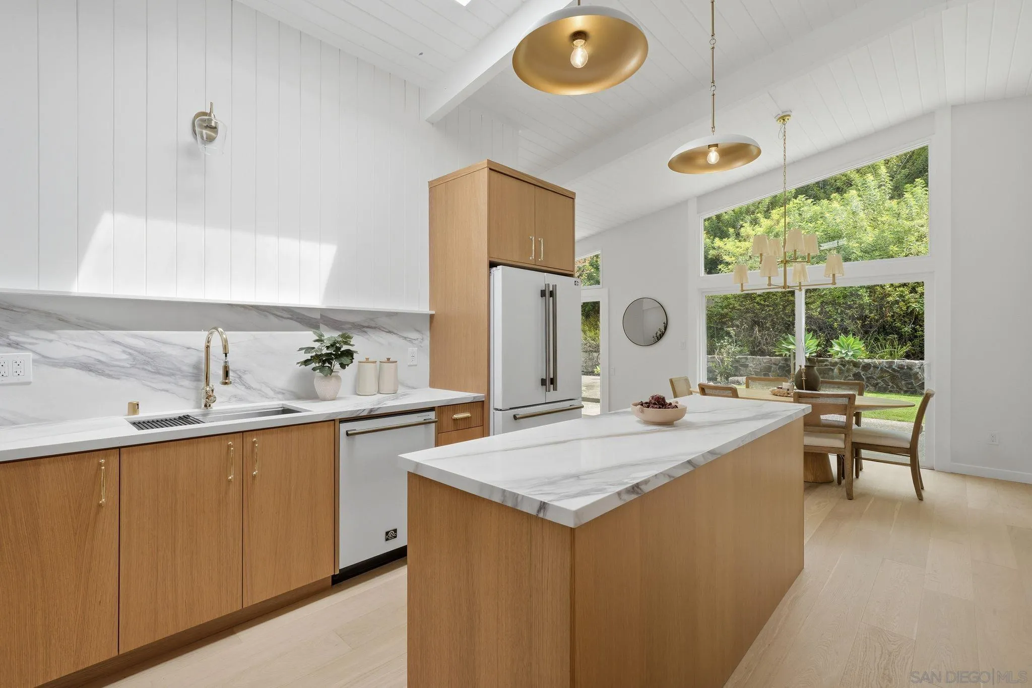 https://cdn.realtyfeed.com/cdn/127/260016834/ff1682dc1b03c6043d2b10419ab8f85d.webp