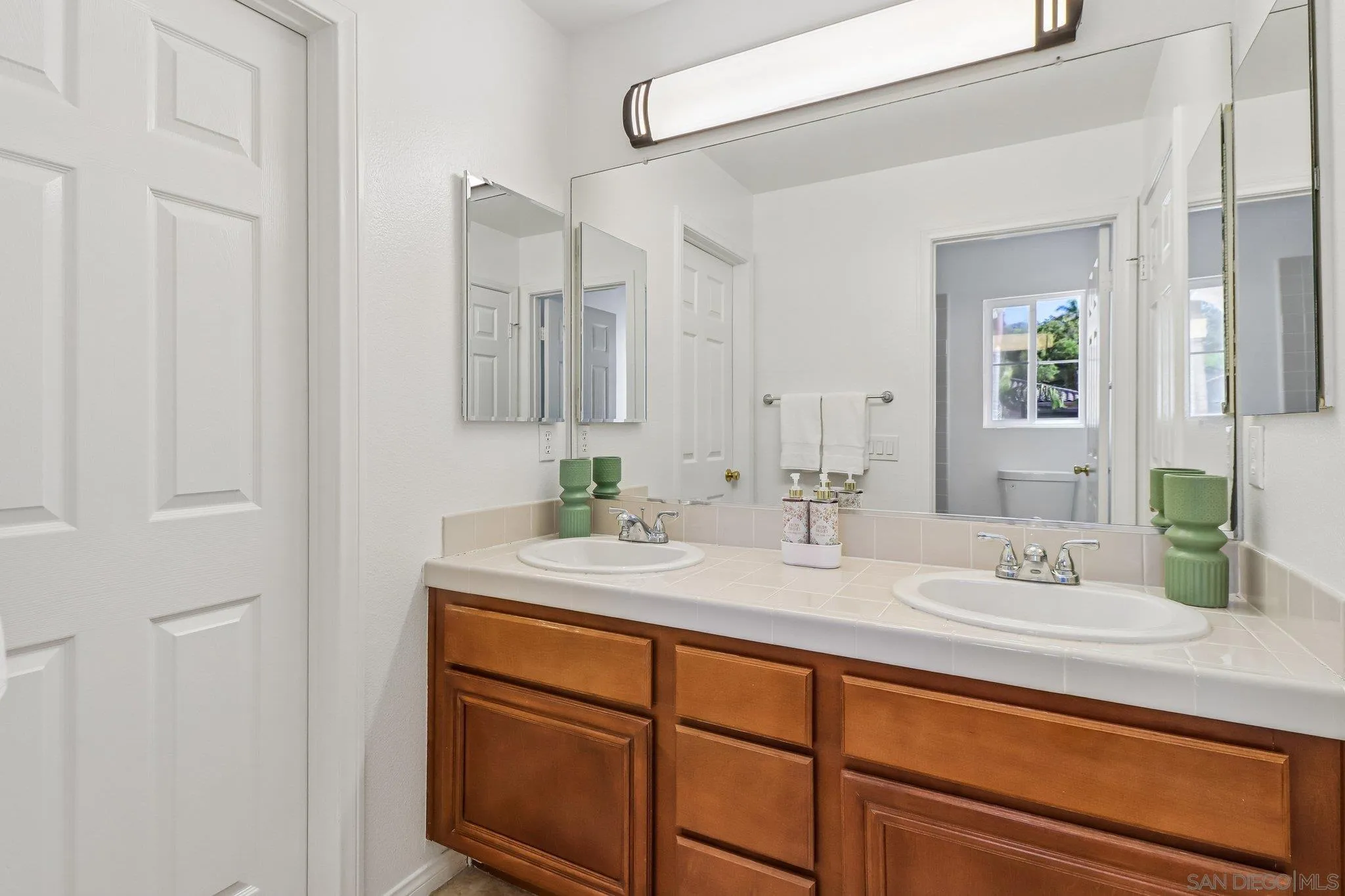 https://cdn.realtyfeed.com/cdn/127/260016846/2f22bede4375a4d796af0ac270dca656.webp
