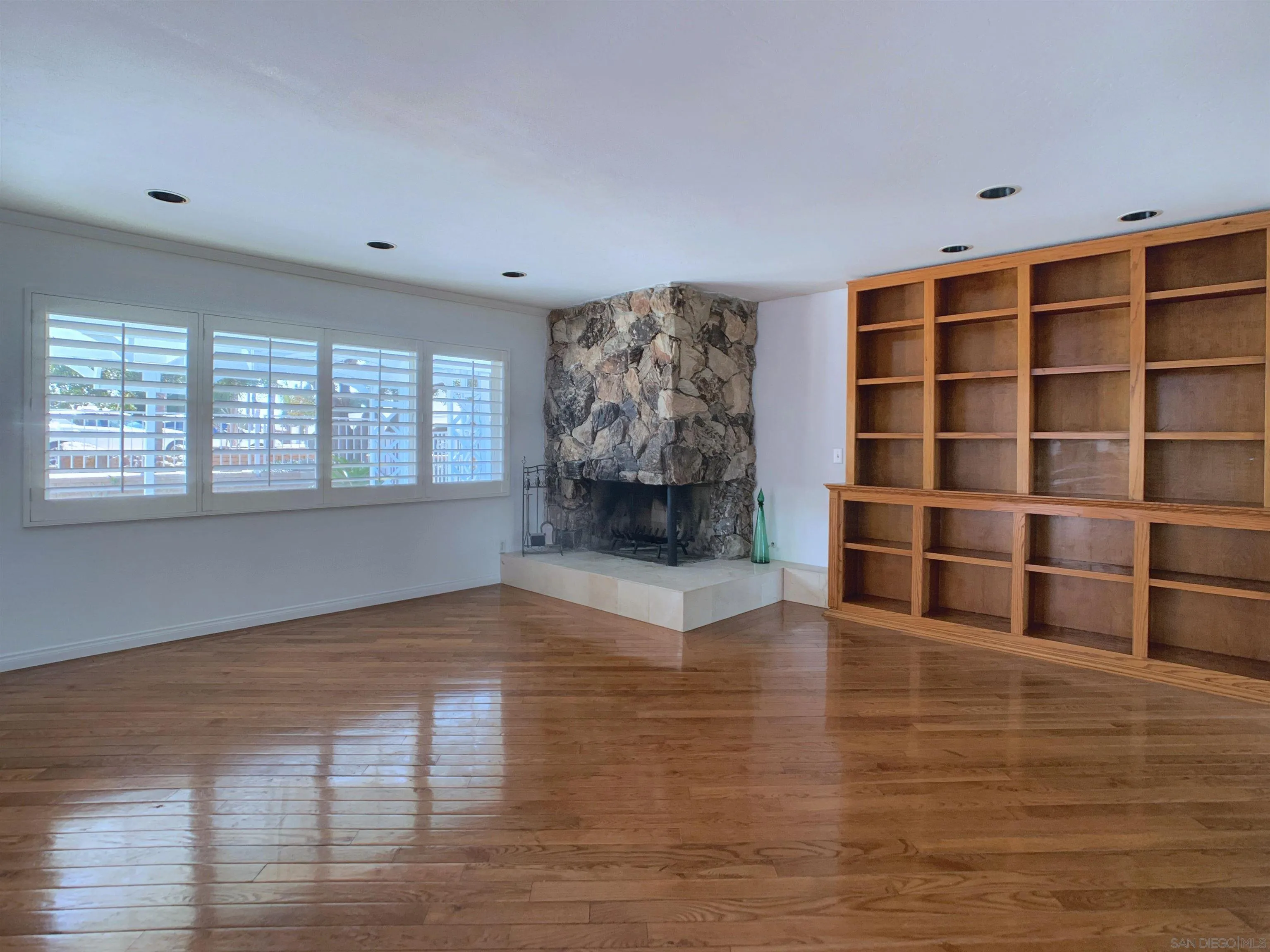 https://cdn.realtyfeed.com/cdn/127/260016848/2ab16eb9477f6400480bdaf3319a34ad.webp
