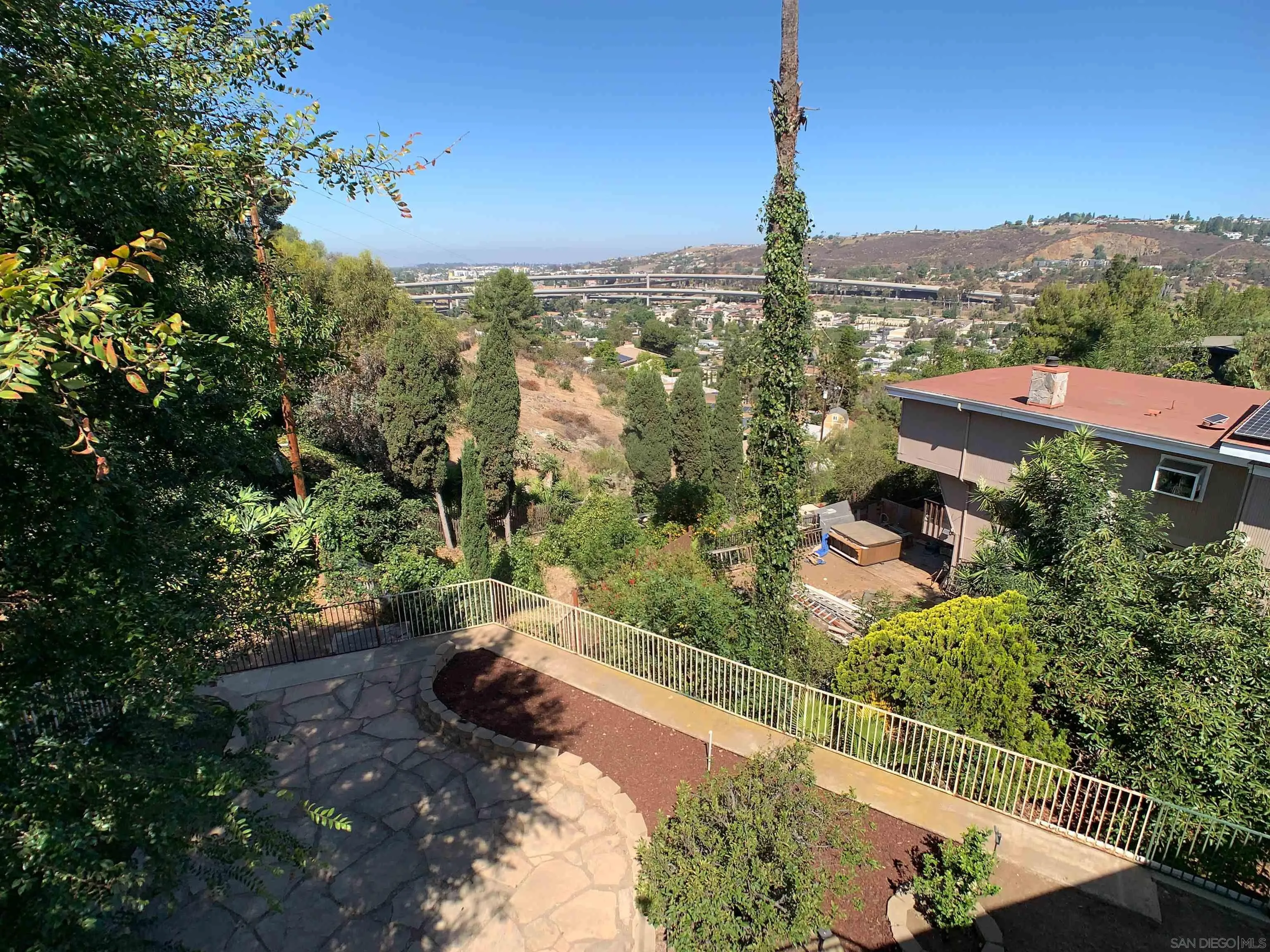 https://cdn.realtyfeed.com/cdn/127/260016848/75fd41513cb86a4df716804c78c713c1.webp
