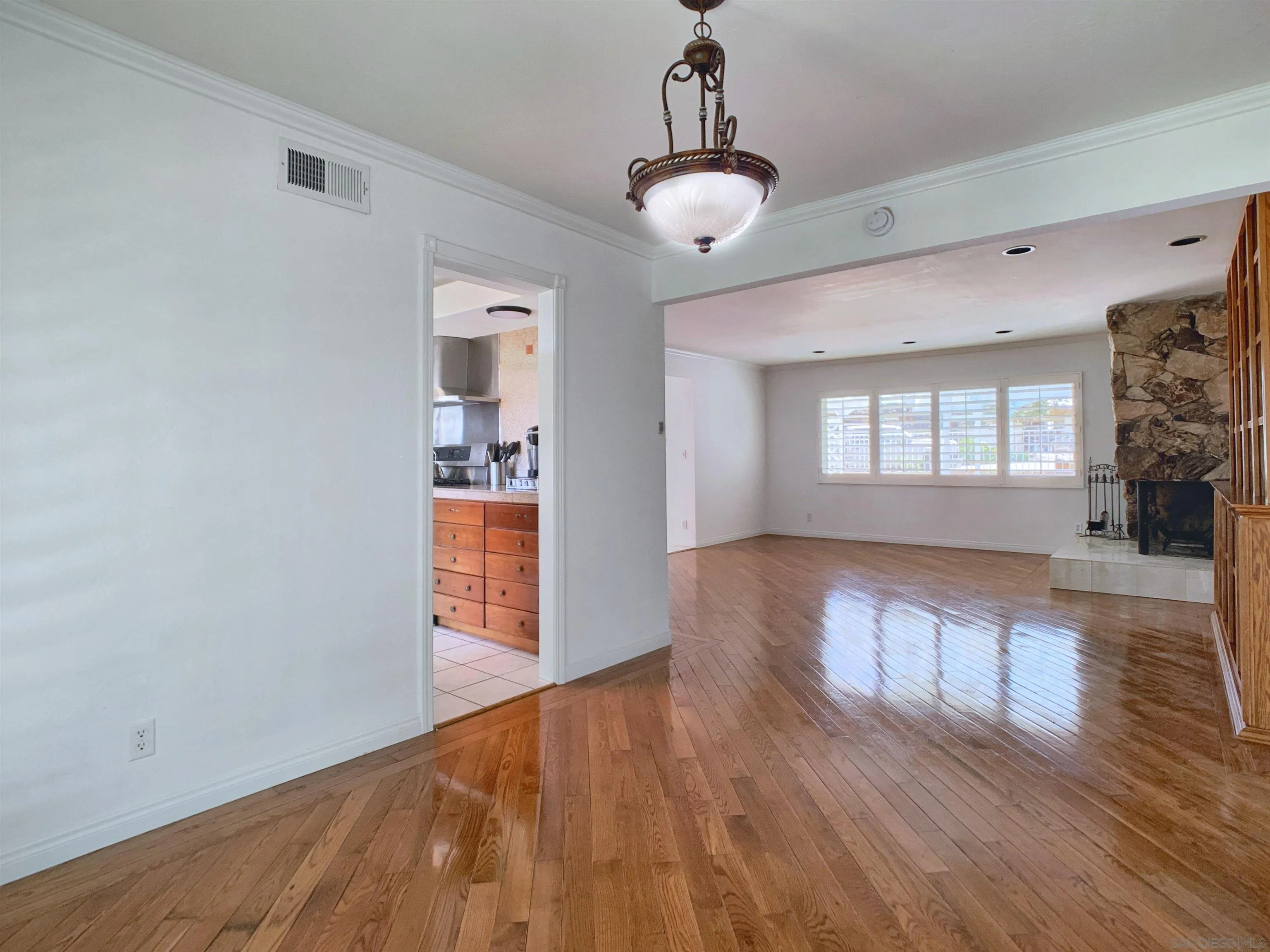 https://cdn.realtyfeed.com/cdn/127/260016848/acbe78d4281995a7fa090443ab356306.webp