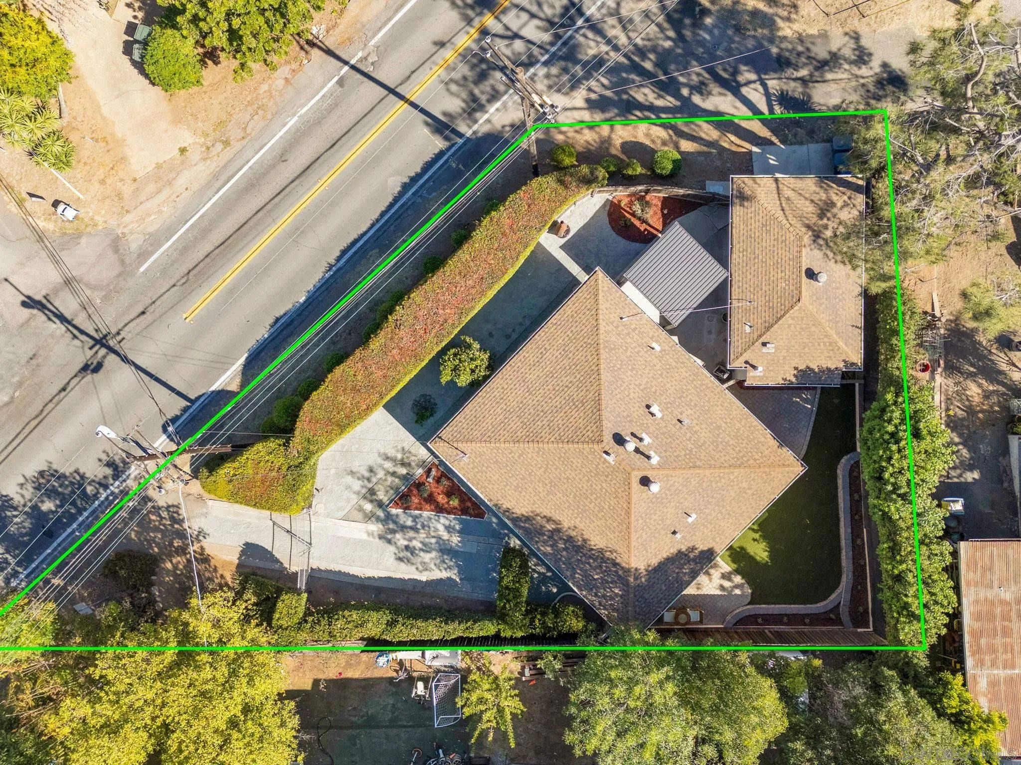 https://cdn.realtyfeed.com/cdn/127/260016869/ffcd71bc1ae40df00a0b6e8201cddfd2.webp