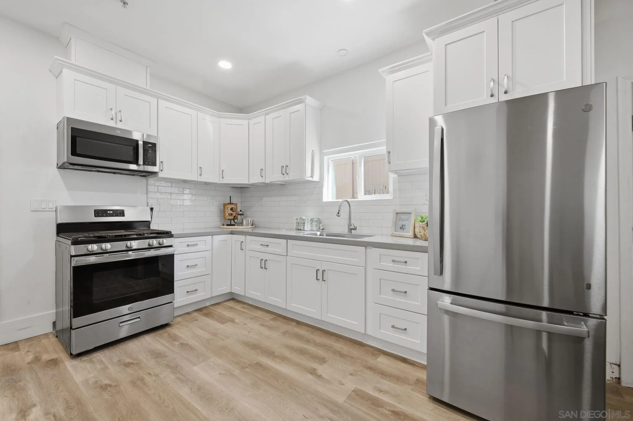 https://cdn.realtyfeed.com/cdn/127/260016877/f14baec16b17ad9bb6faa811f02840b9.webp