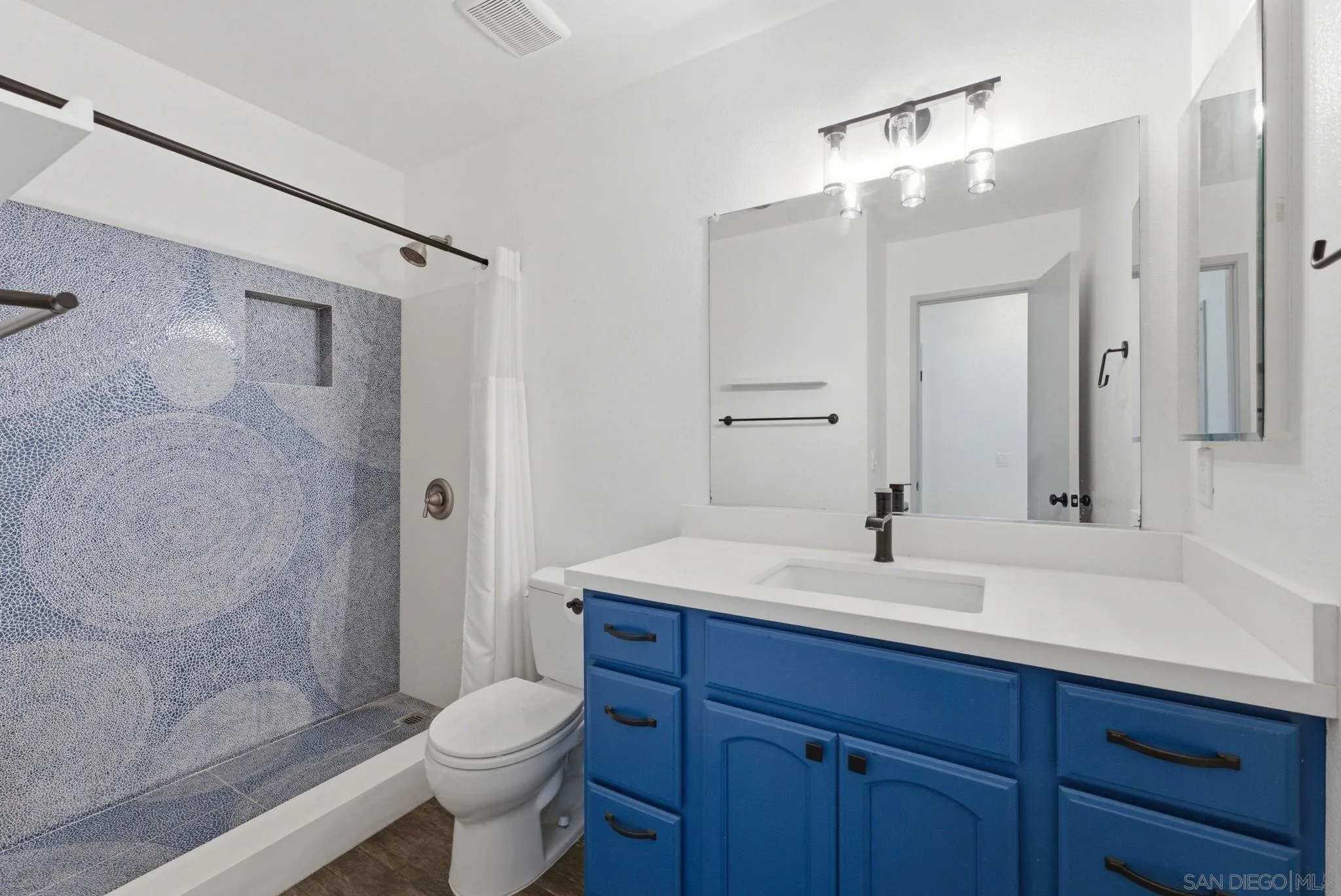 https://cdn.realtyfeed.com/cdn/127/260016880/41b3384e6bcb65a4bd97219bec2bad55.webp