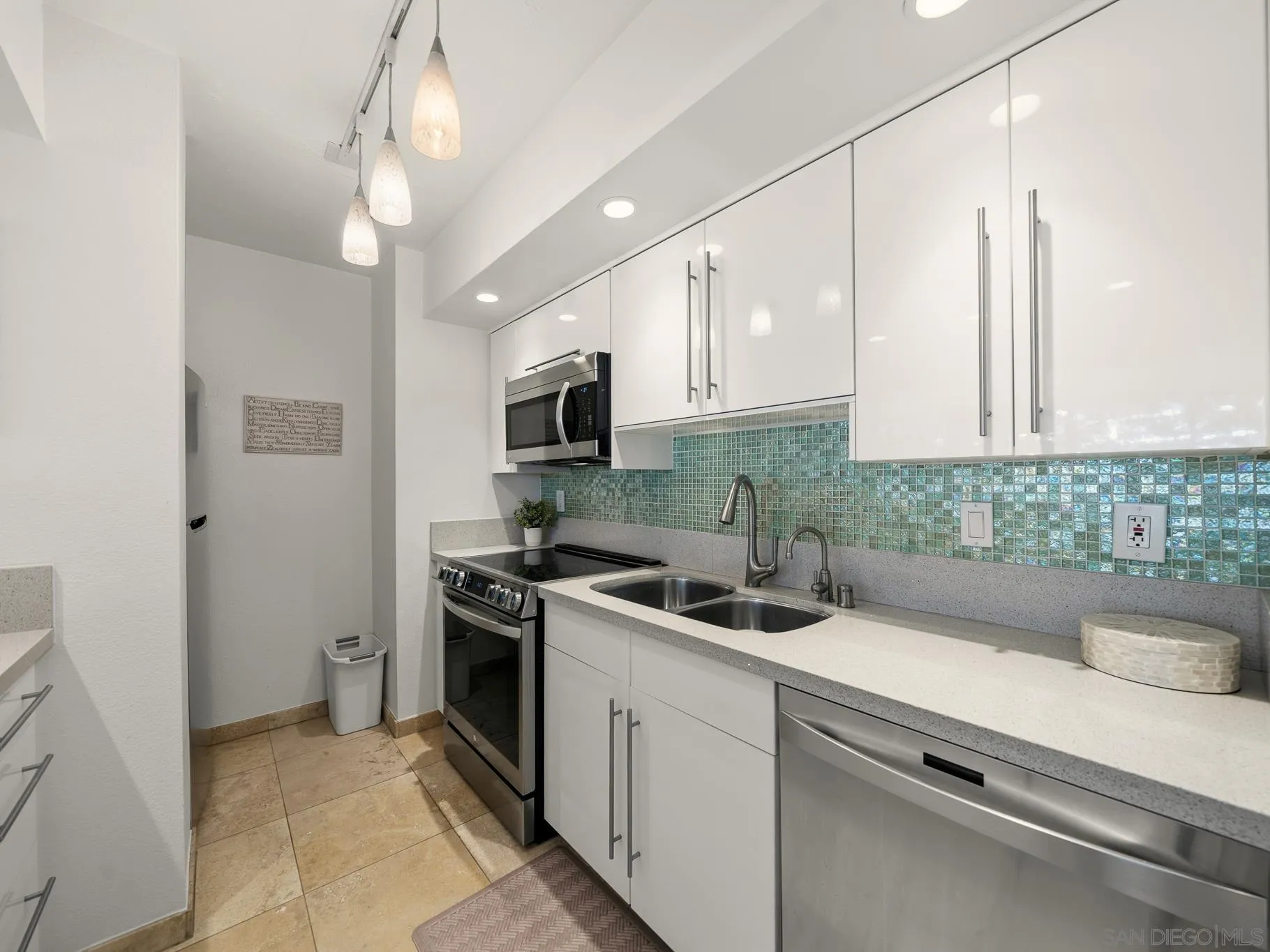 https://cdn.realtyfeed.com/cdn/127/260016882/54aa704cf69ebddde79fd08a1e98100d.webp