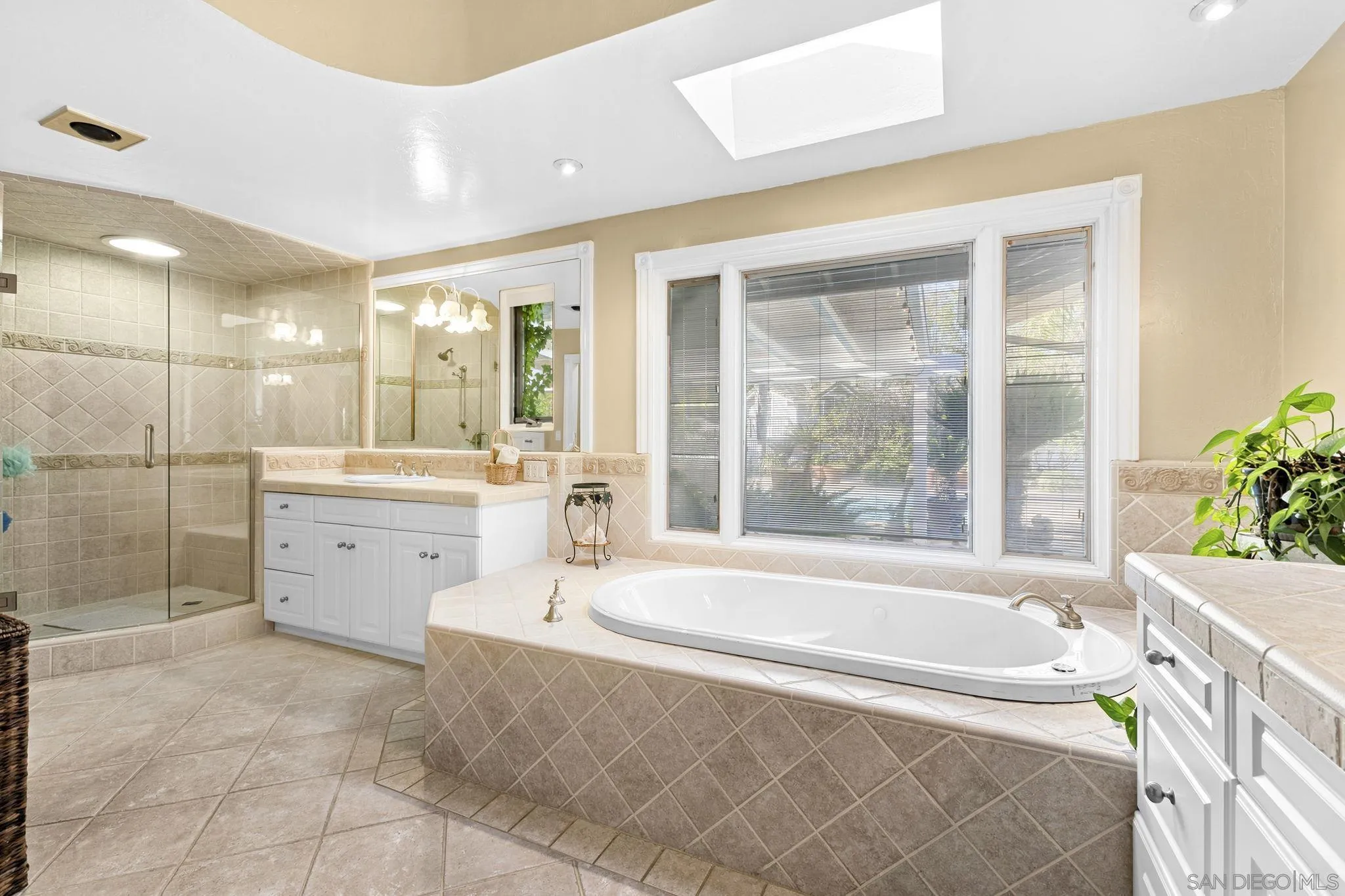 https://cdn.realtyfeed.com/cdn/127/260016884/a9bac456ee49a833870184606868bbd9.webp