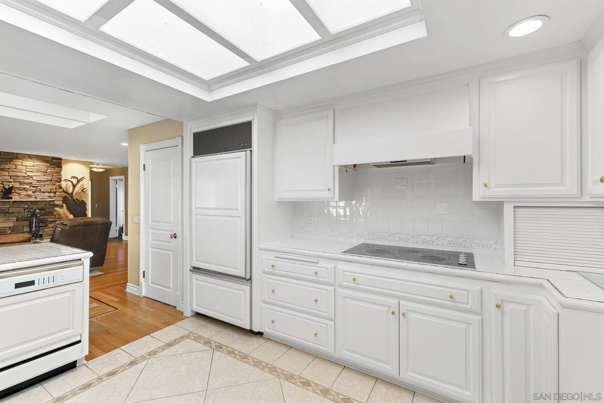https://cdn.realtyfeed.com/cdn/127/260016884/d91e8543574fe7c9ab513f592b2ea489.webp
