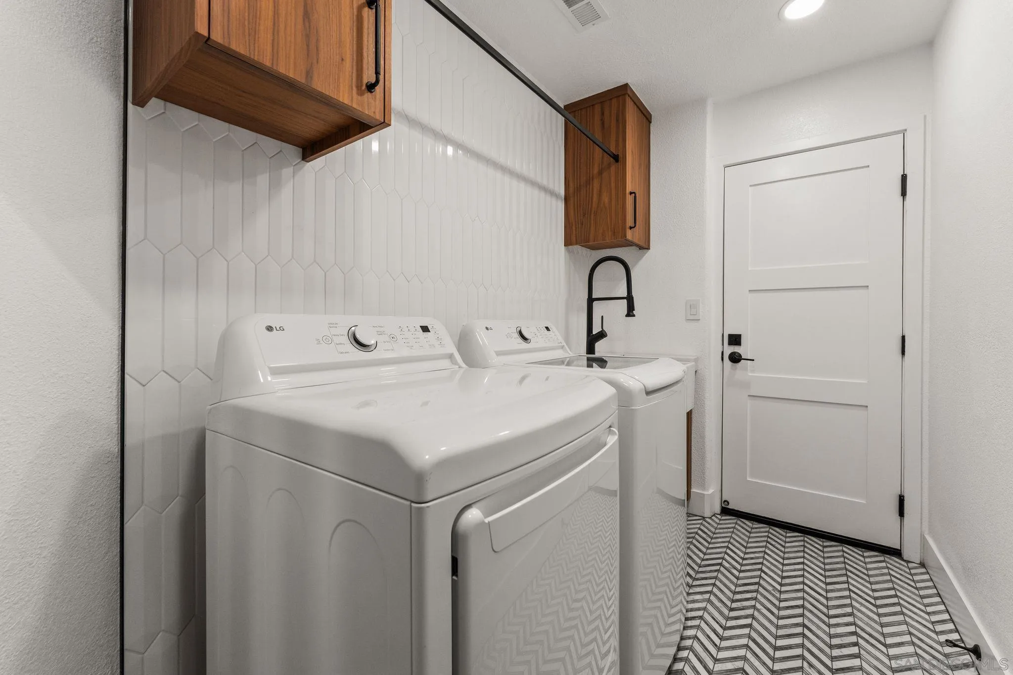 https://cdn.realtyfeed.com/cdn/127/260016888/045cbf37059a42070201e99d257251f3.webp