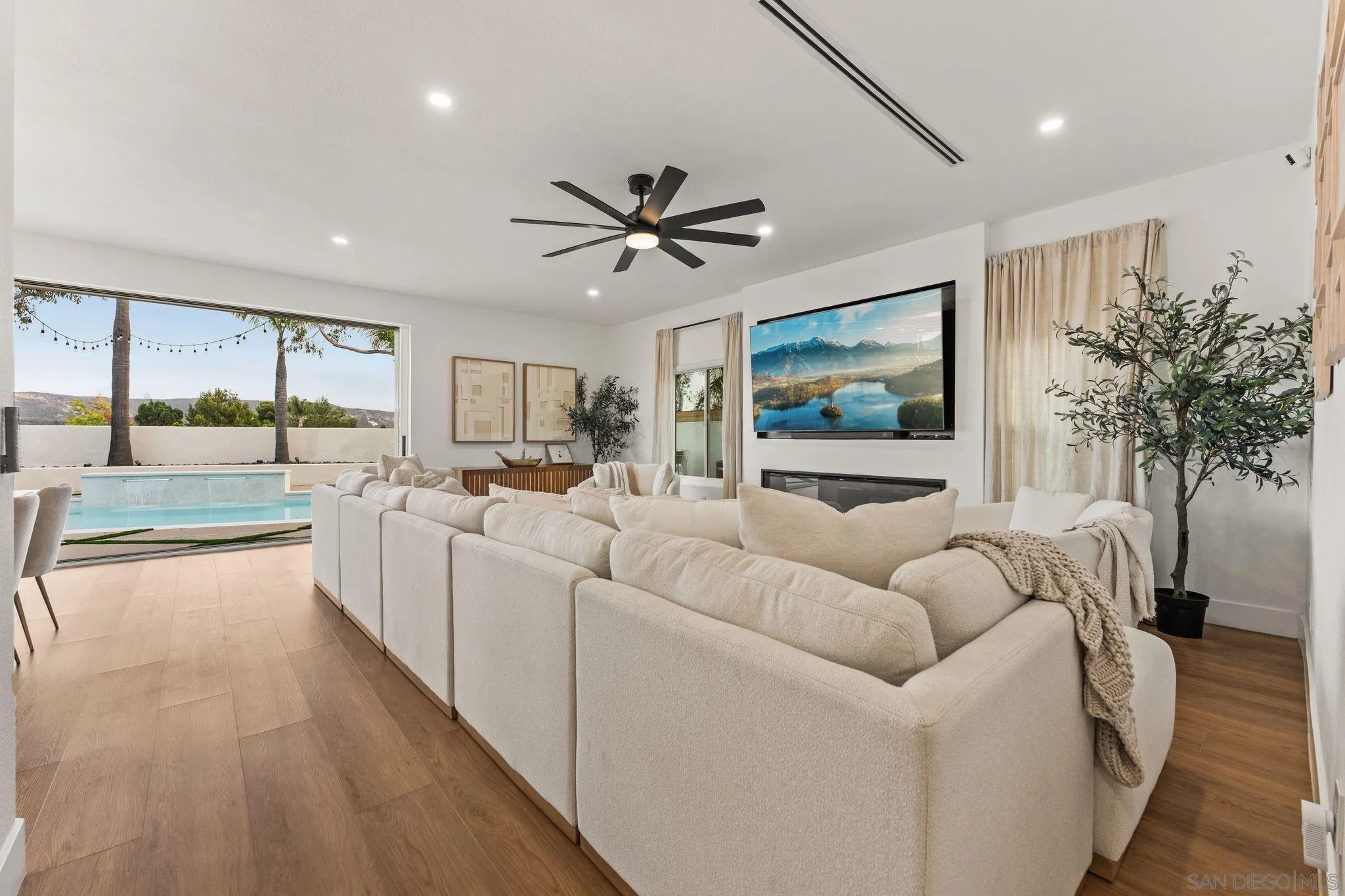 https://cdn.realtyfeed.com/cdn/127/260016888/0bcc8dfb6ed9ea37c68473f2b2cebfc6.webp