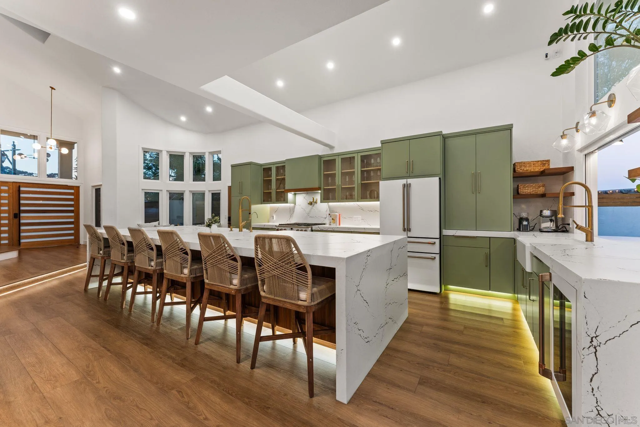 https://cdn.realtyfeed.com/cdn/127/260016888/2c3554533fb6ebeea6ebf95b4cbc99d5.webp