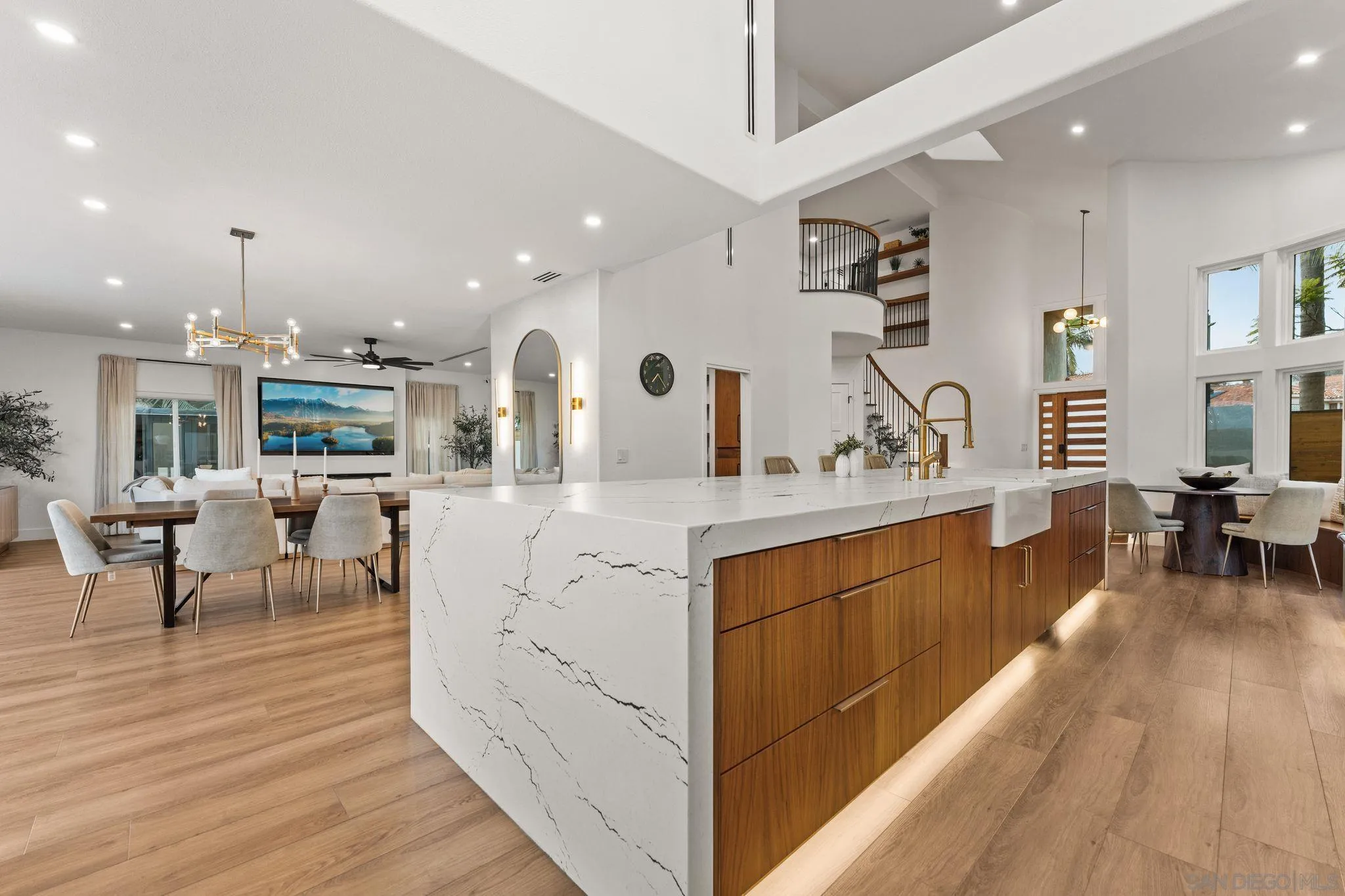 https://cdn.realtyfeed.com/cdn/127/260016888/cfb7c6ce4bfbfed463cbf1eb237c4a7f.webp