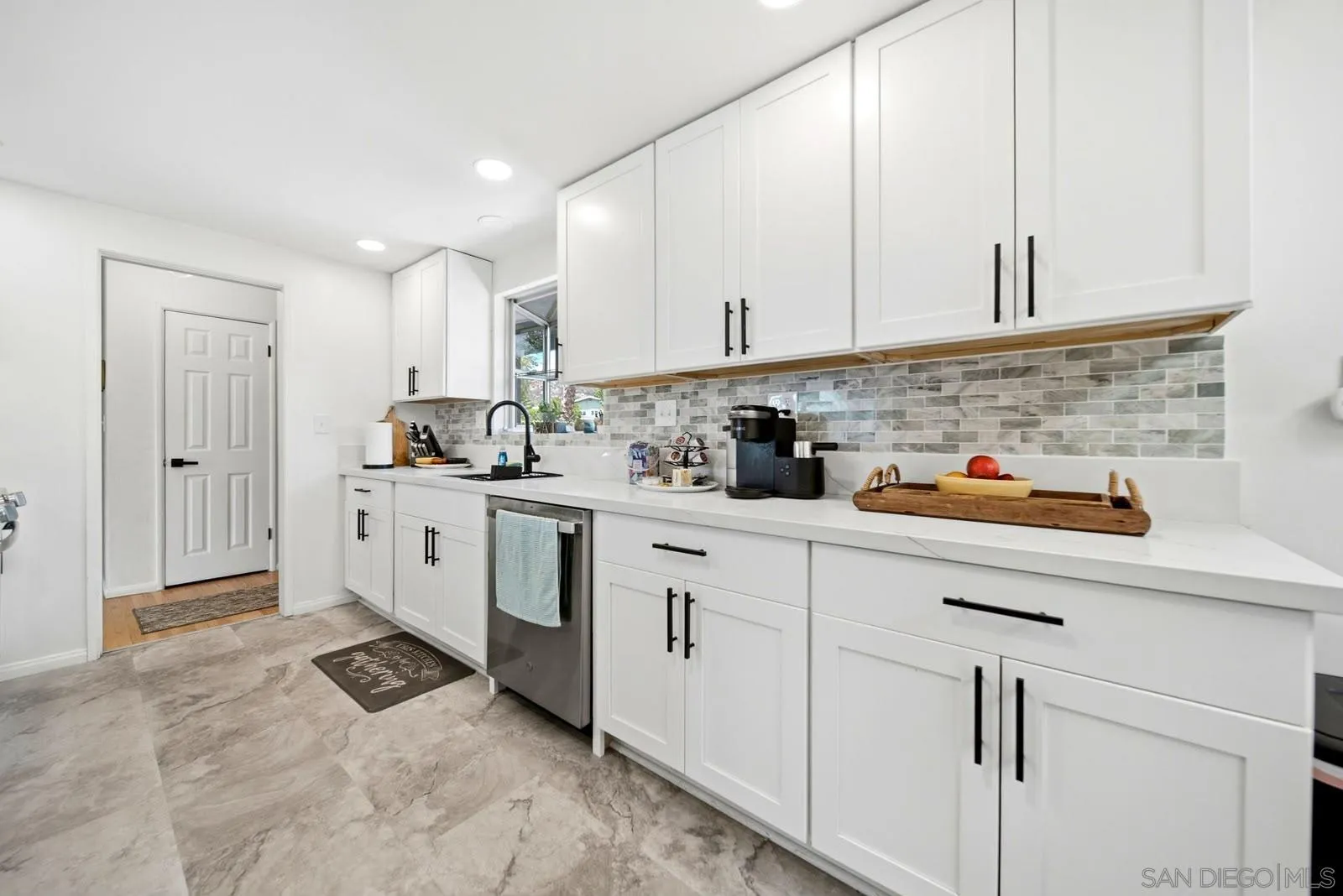 https://cdn.realtyfeed.com/cdn/127/260016894/ca59f47397cbd2782be68210ba370fd3.webp