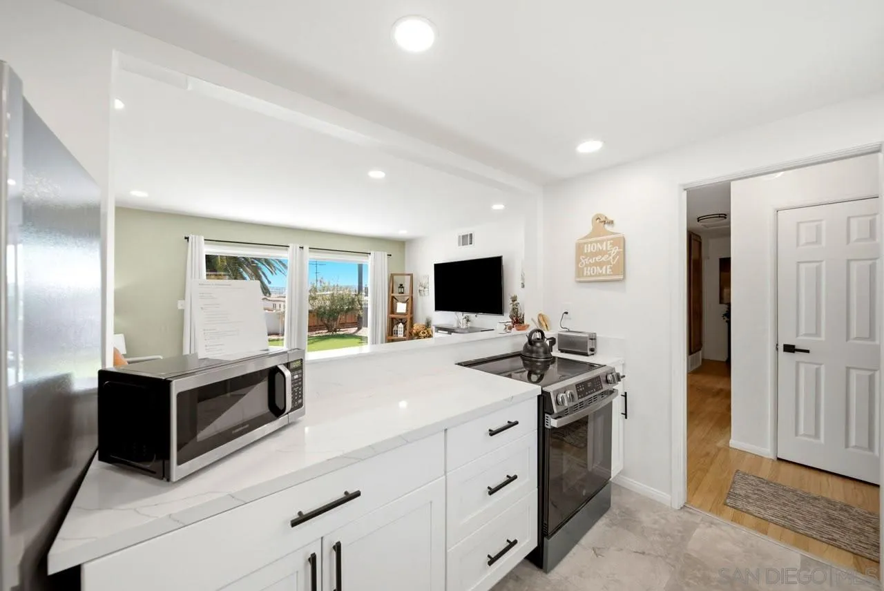 https://cdn.realtyfeed.com/cdn/127/260016894/cbcc6e6648cf77d25ef3ced796a49726.webp