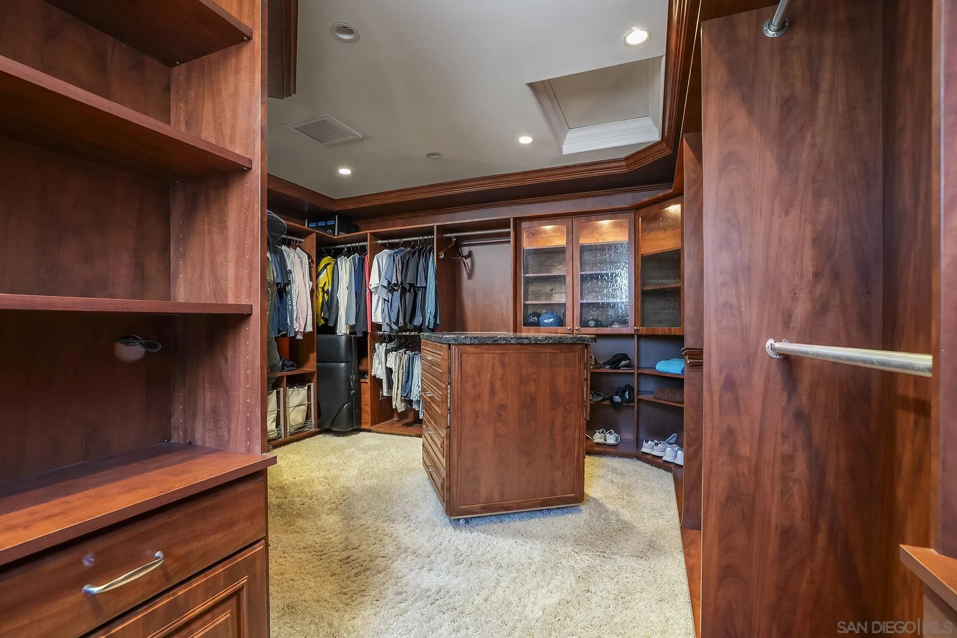 https://cdn.realtyfeed.com/cdn/127/260016916/80cfa1adcd4c70ec8ed94bf54381cf95.webp