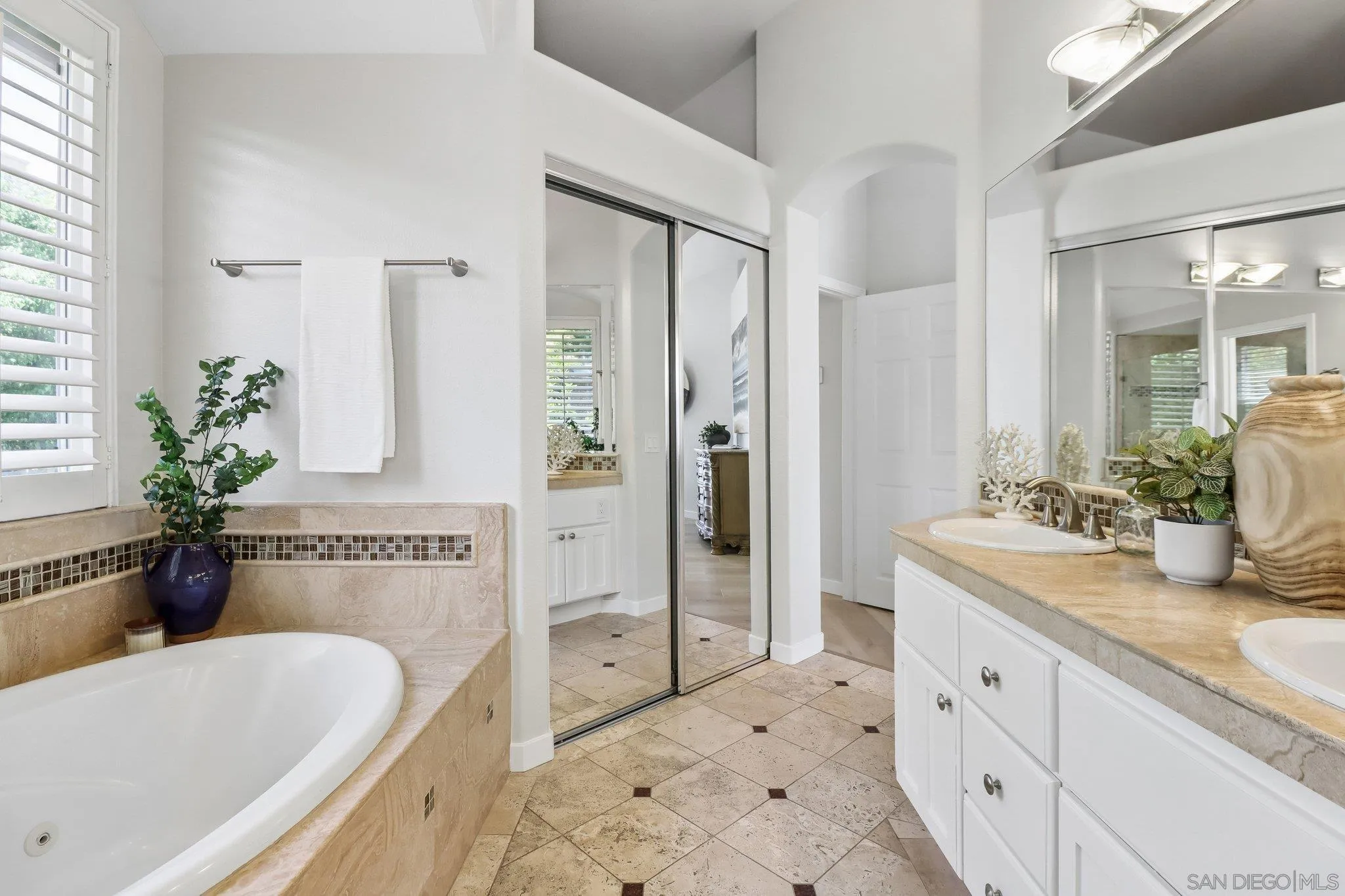 https://cdn.realtyfeed.com/cdn/127/260016944/31113bd502335bdc83db649da5e0f379.webp