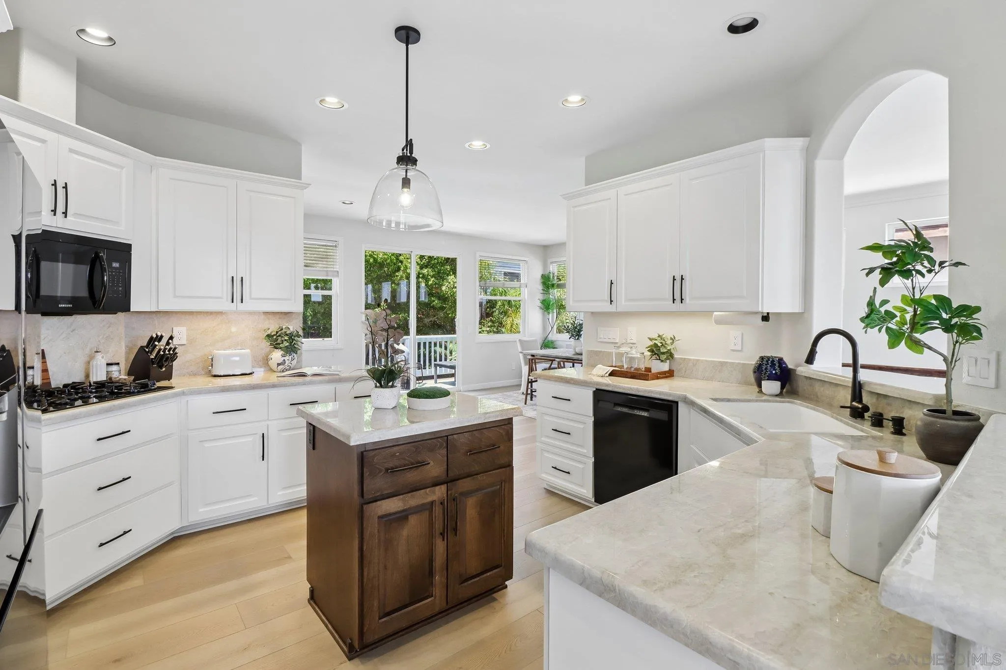 https://cdn.realtyfeed.com/cdn/127/260016944/739f1e13995b7ff6bb76f6fcbdd5a567.webp