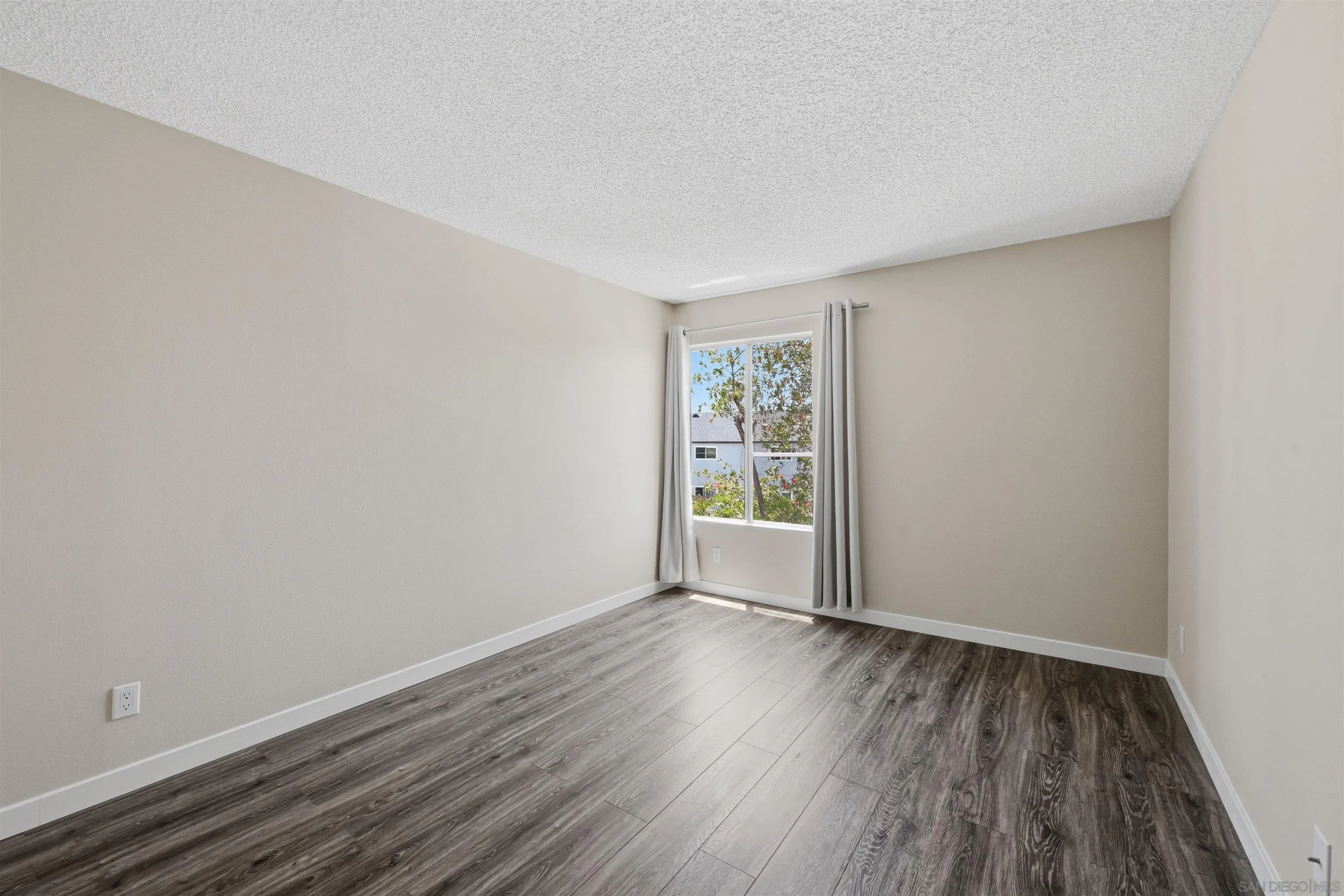 Photo #2: 260016949 Listing: Photo #2
