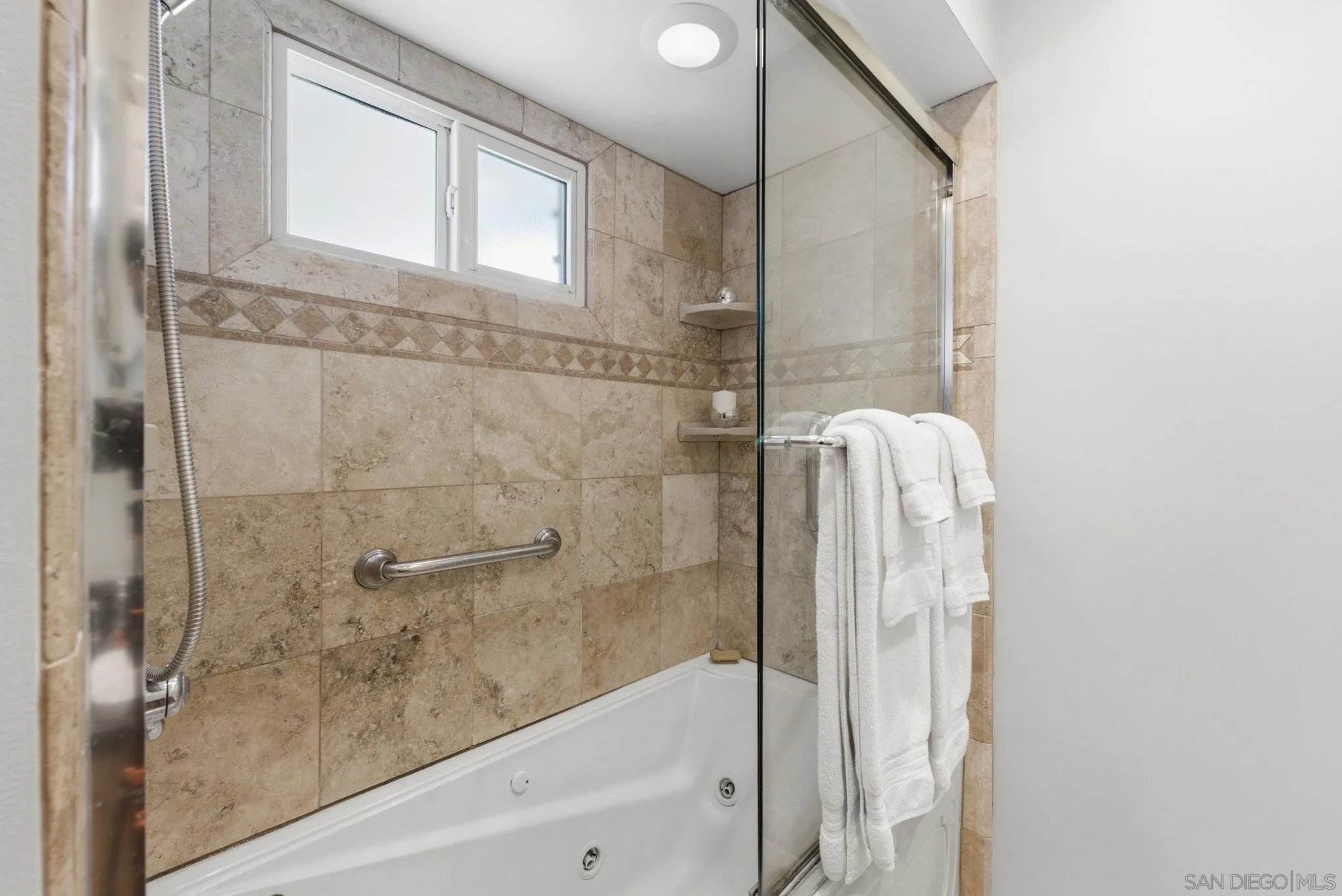 https://cdn.realtyfeed.com/cdn/127/260016960/414cb3c8dc13a00844b076548bf2e893.webp
