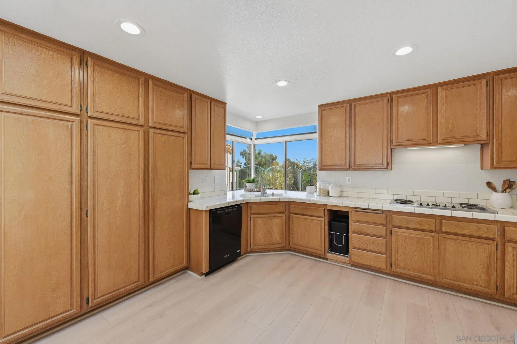 https://cdn.realtyfeed.com/cdn/127/260016974/17adcfa102cf535938edb57ed2bf6529.webp