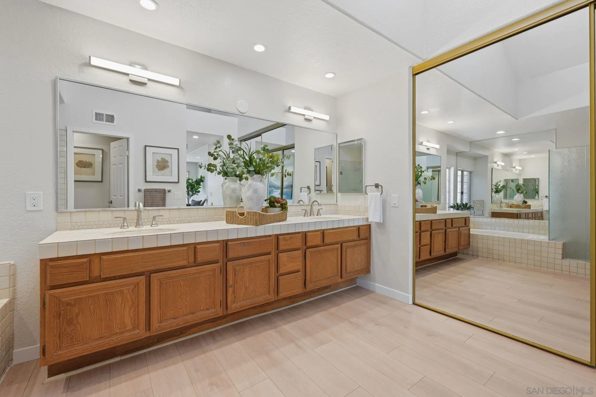 https://cdn.realtyfeed.com/cdn/127/260016974/640348f0739a163d47df313954cb1829.webp