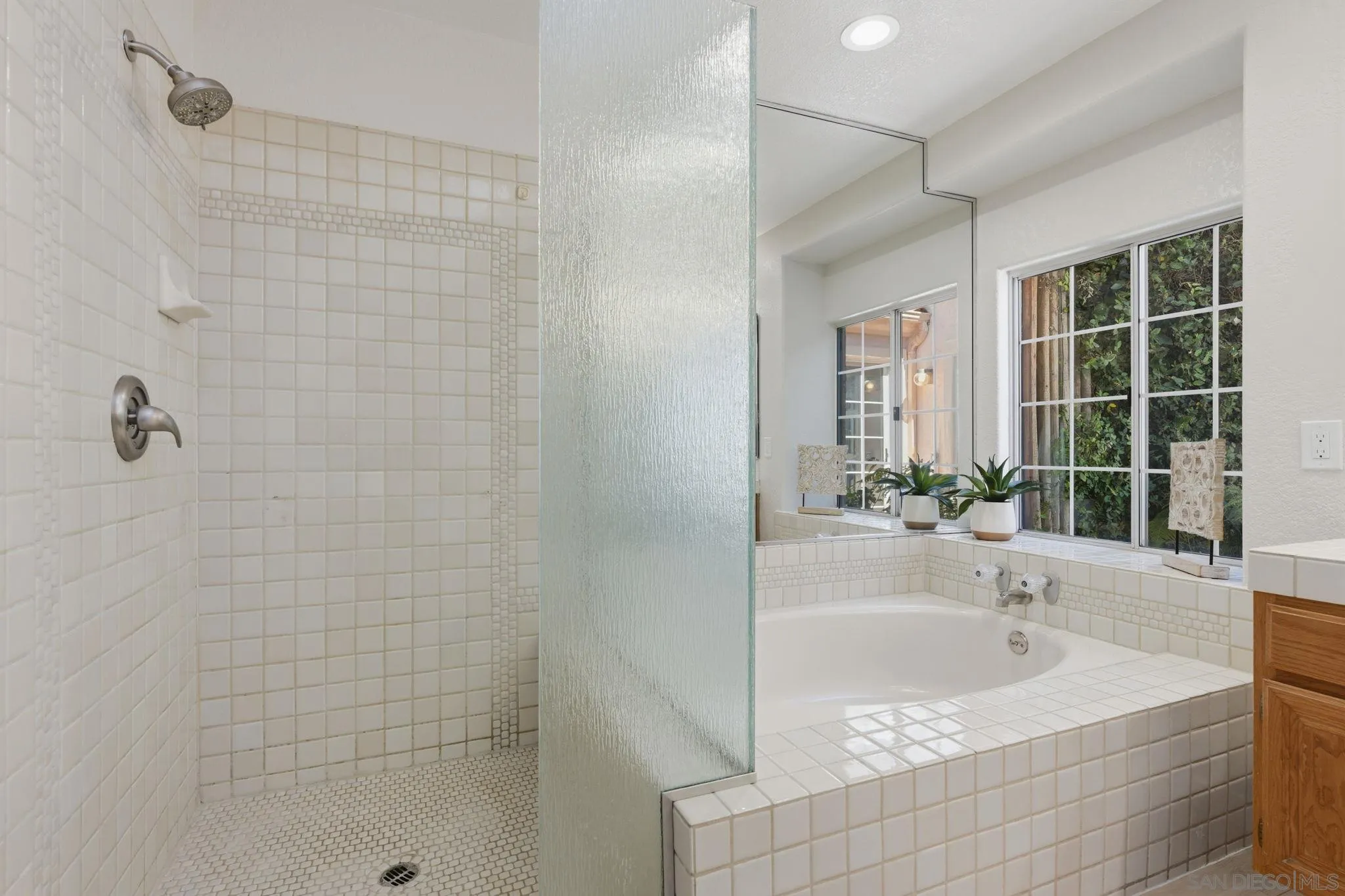 https://cdn.realtyfeed.com/cdn/127/260016974/91722e0662084dd244060193a34885af.webp