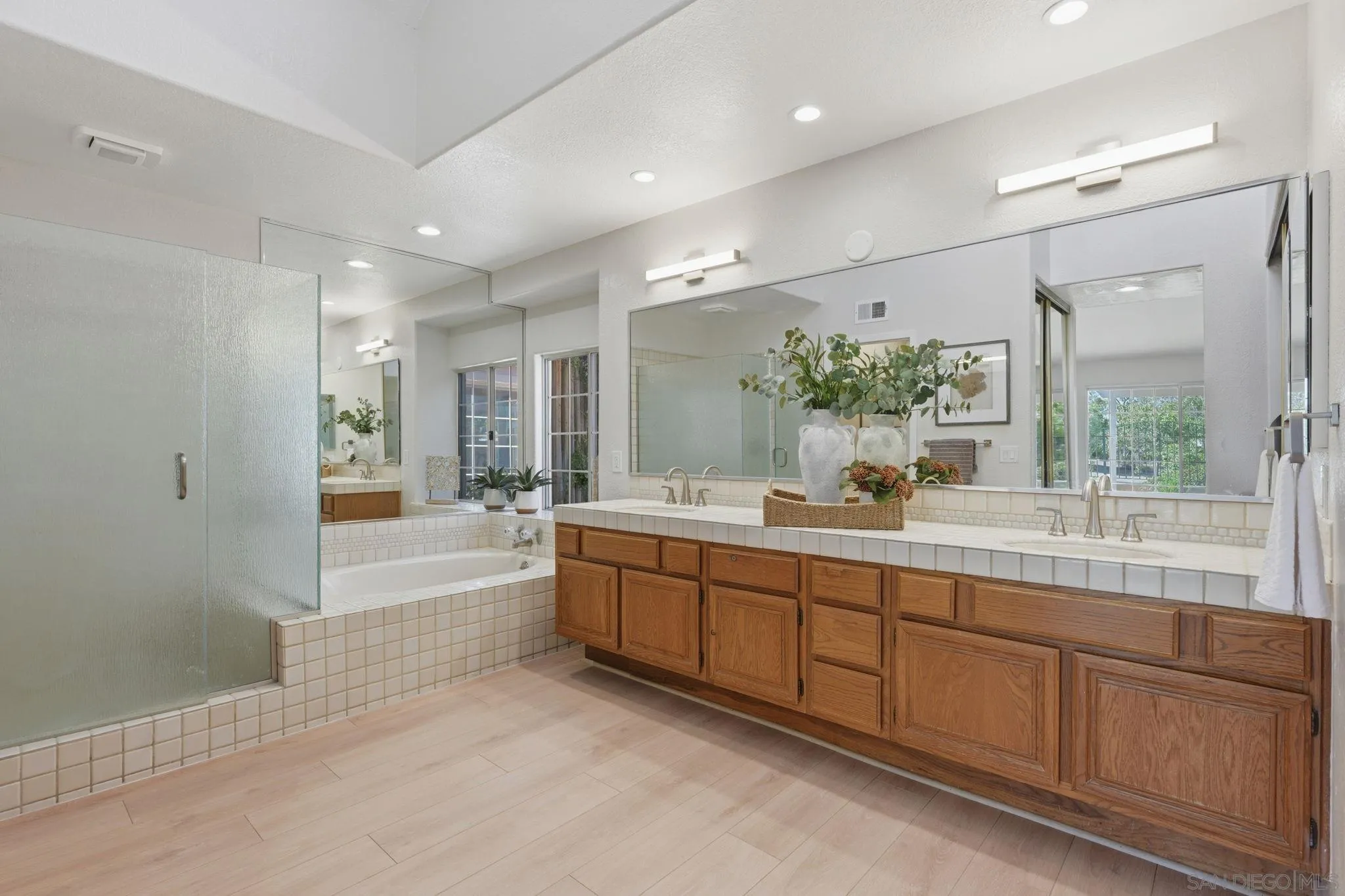 https://cdn.realtyfeed.com/cdn/127/260016974/b656550a3c866bba3fa825fdf85c895d.webp