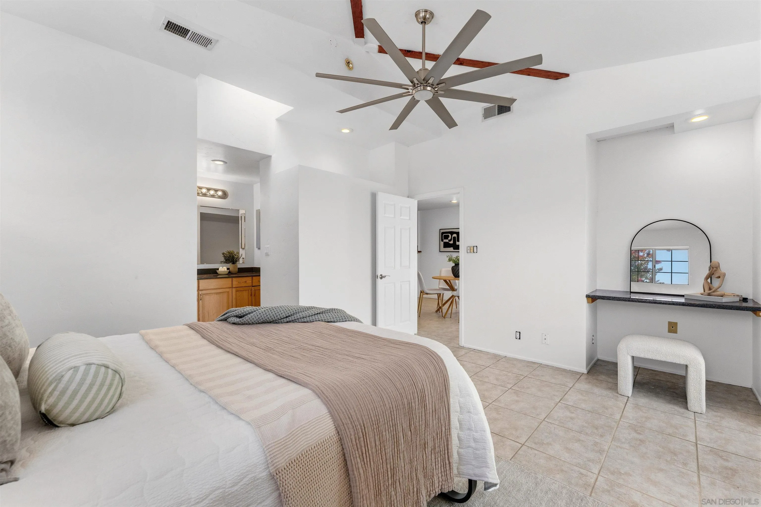 https://cdn.realtyfeed.com/cdn/127/260016977/cb7c091efd4f8bc3da644fec2e13b8ec.webp