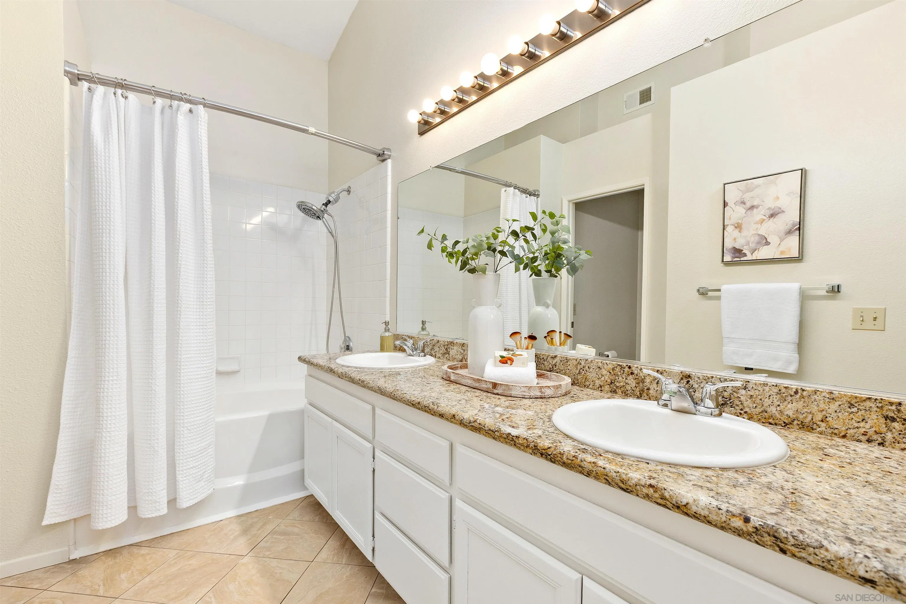 https://cdn.realtyfeed.com/cdn/127/260016989/7b42907303ccb76ec12fbd52eebd3f15.webp