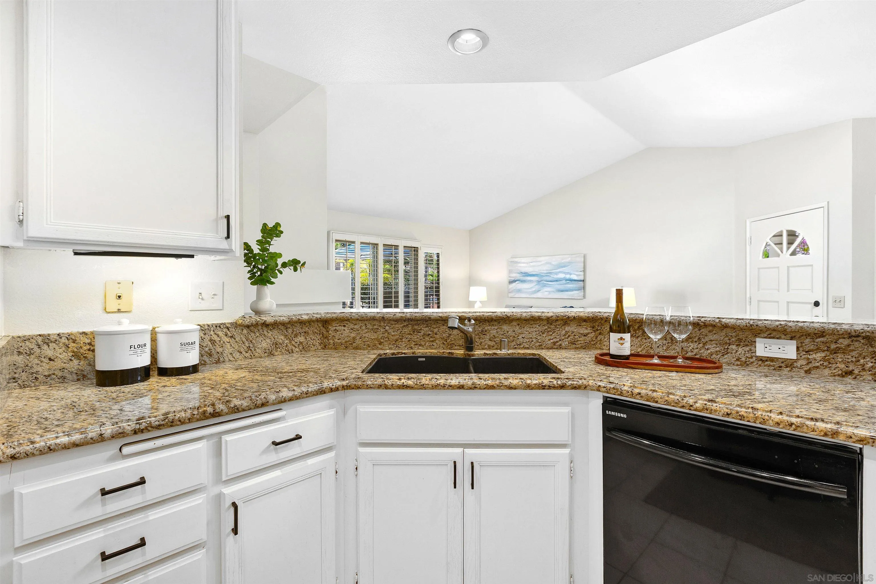 Photo #8: 260016989 Listing: Photo #8