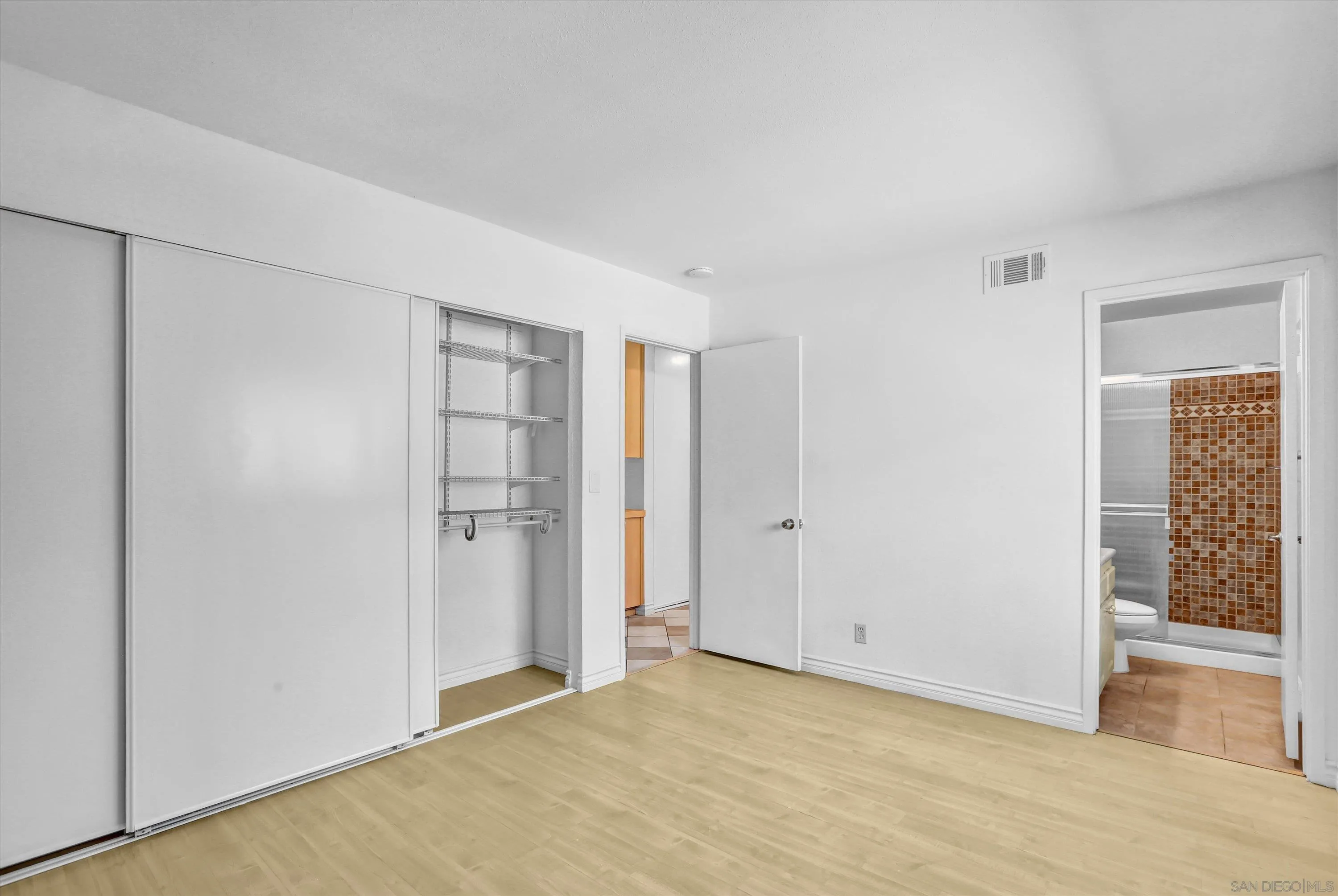 https://cdn.realtyfeed.com/cdn/127/260017012/fc2a0d7661472035fb512de9233eb617.webp