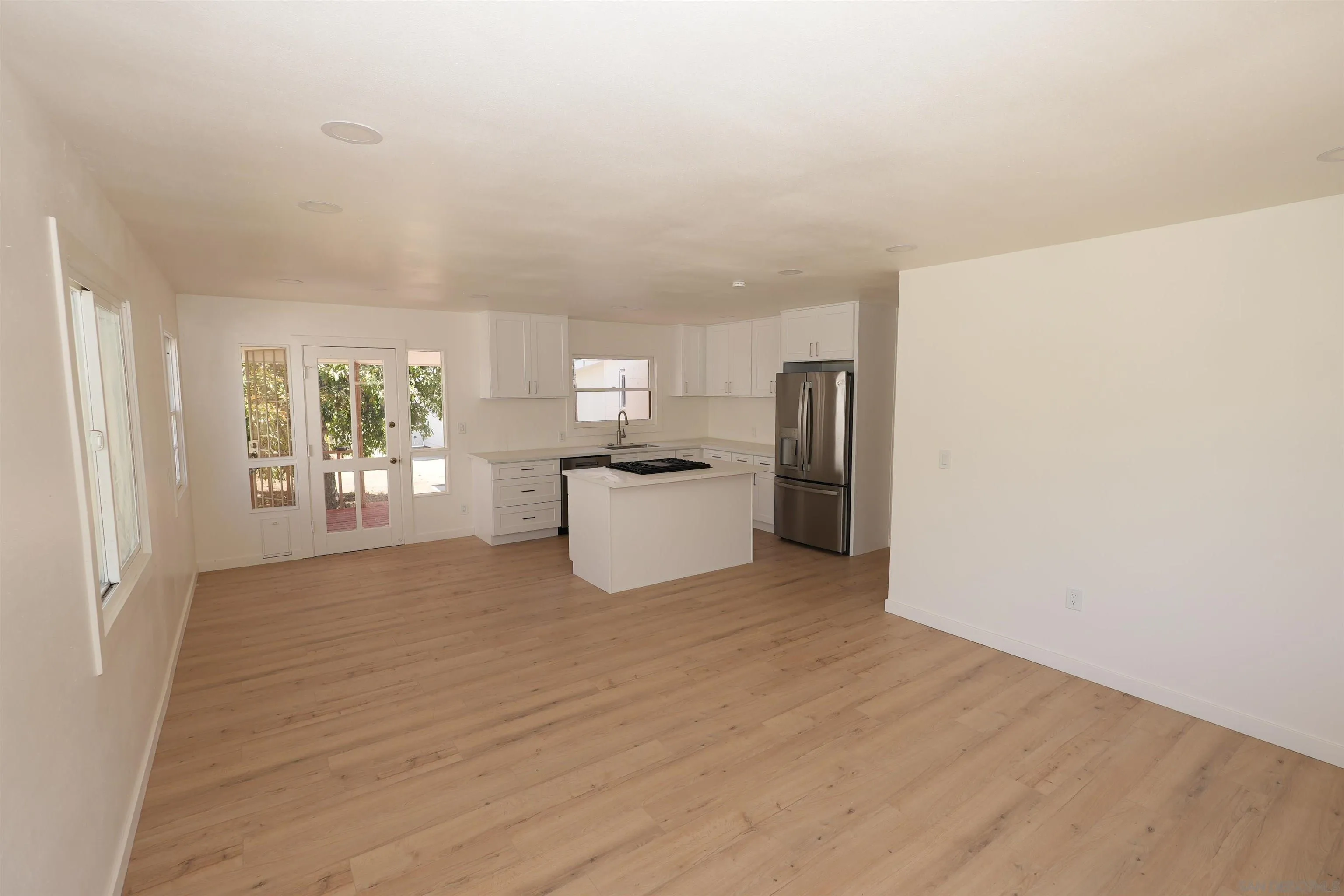 https://cdn.realtyfeed.com/cdn/127/260017033/0198792d408f2352c061487dcb6923a8.webp