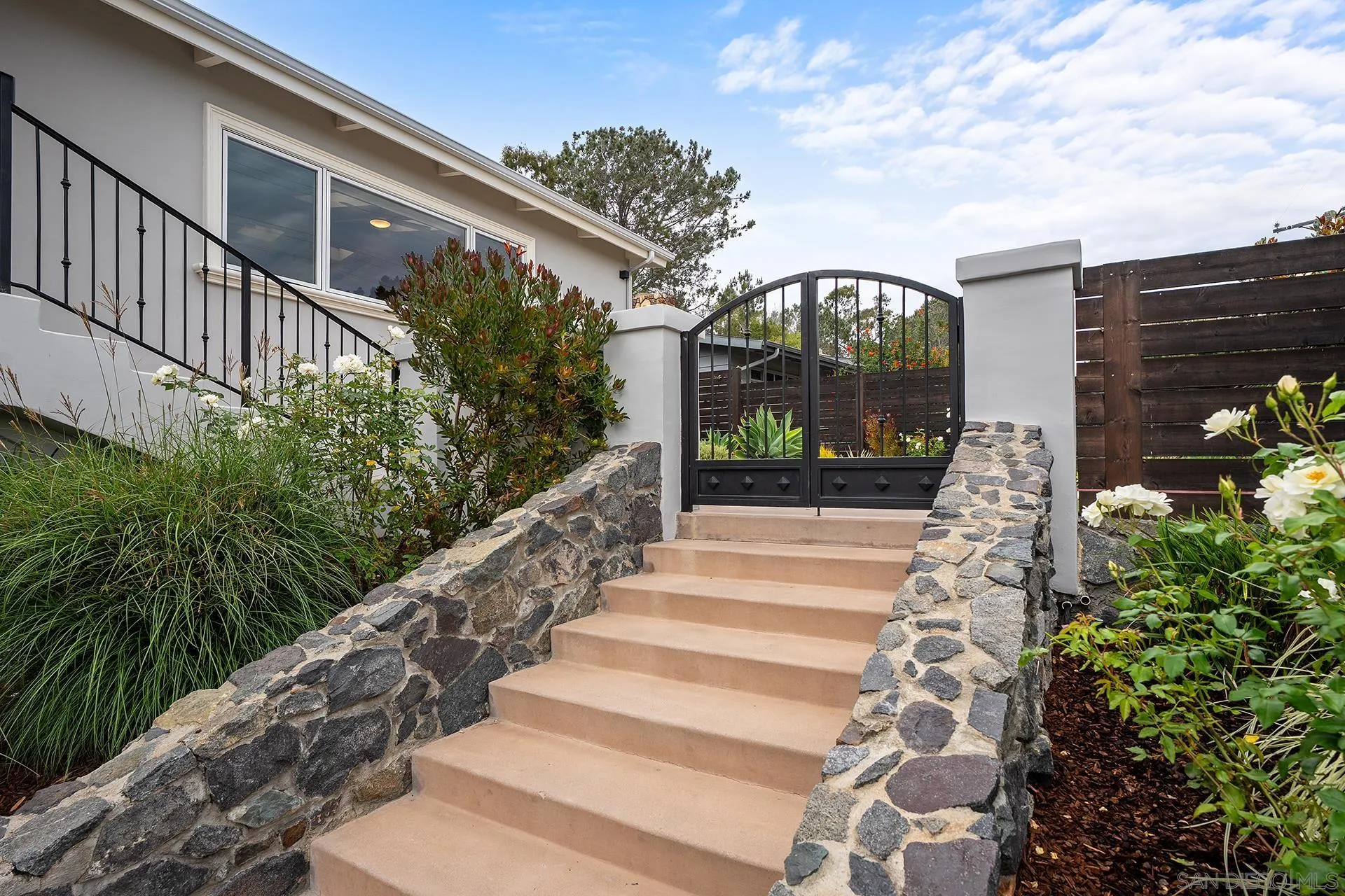 https://cdn.realtyfeed.com/cdn/127/260017036/1053d38ce75c9324dadfd76df883ebf0.webp