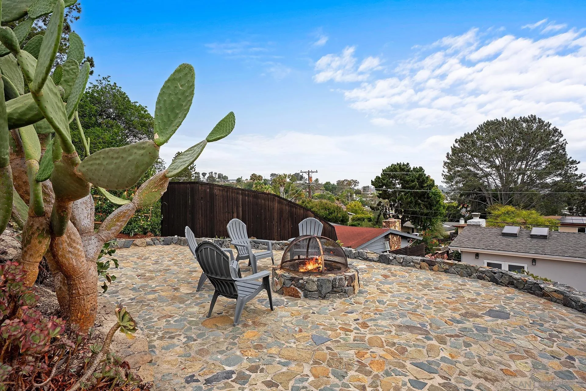 https://cdn.realtyfeed.com/cdn/127/260017036/1173f9d55f2483bf9de922a152c0f4a7.webp