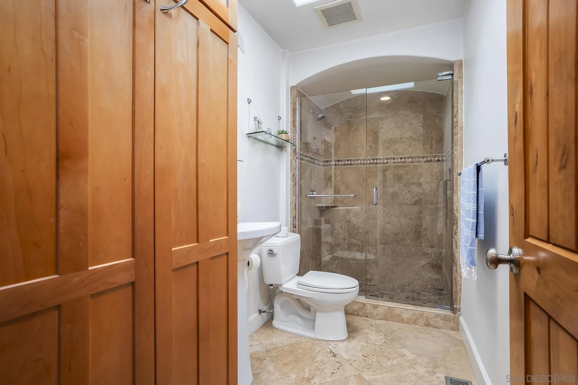 https://cdn.realtyfeed.com/cdn/127/260017036/477ada18c5d3daff851b04102f7fc0d1.webp