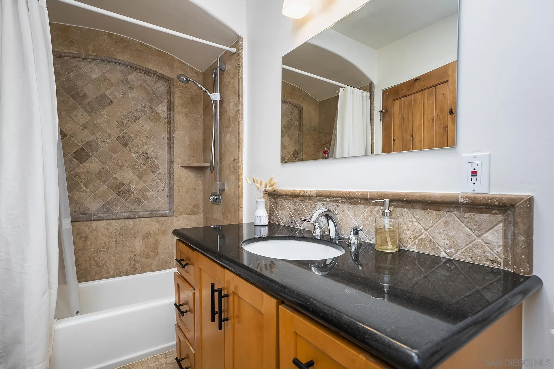 https://cdn.realtyfeed.com/cdn/127/260017036/823edcfdc02c07ea957d024bbfd6fcd8.webp