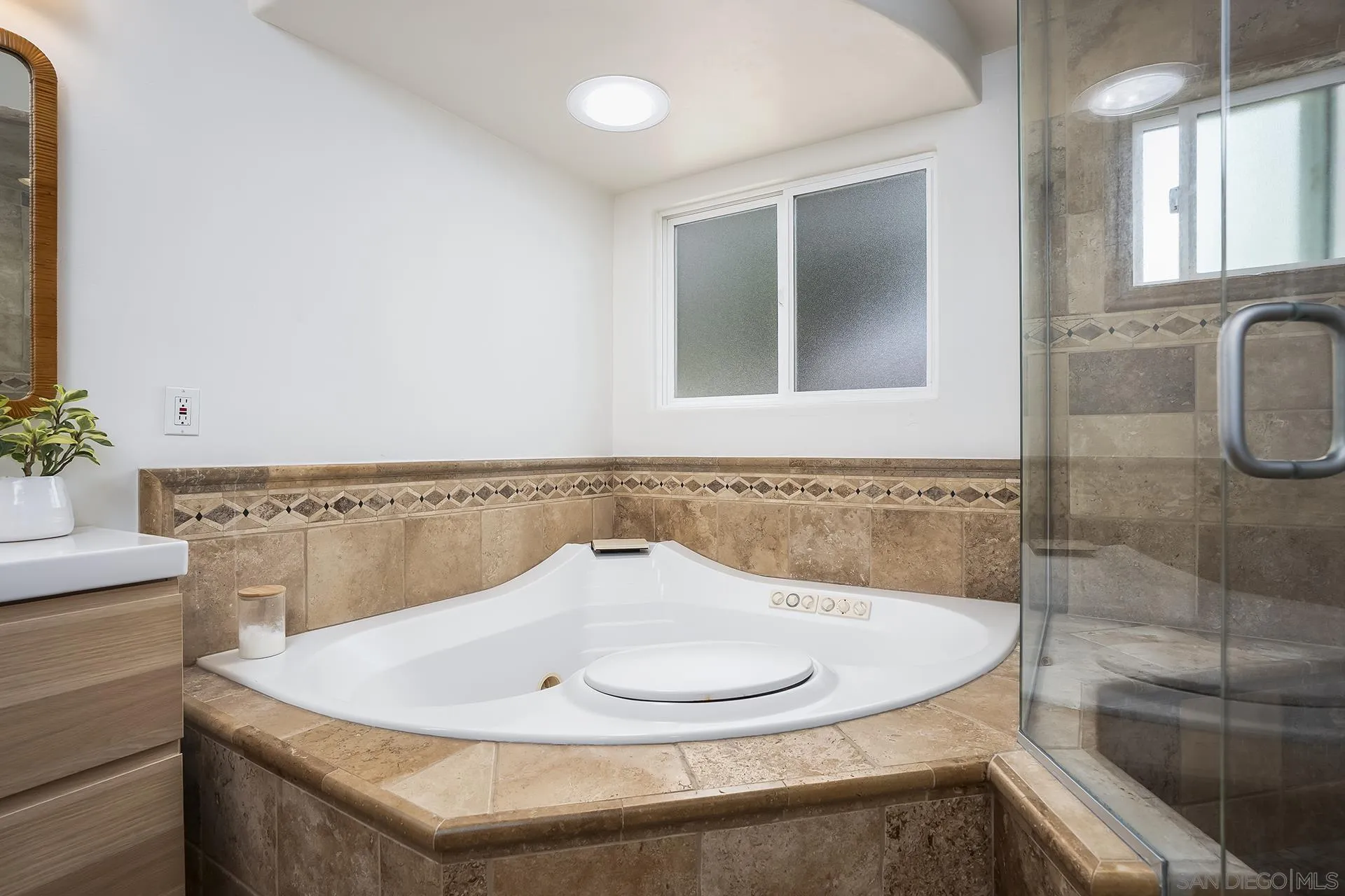 https://cdn.realtyfeed.com/cdn/127/260017036/8bd45ba204054d2a93f96fc86765dfa2.webp