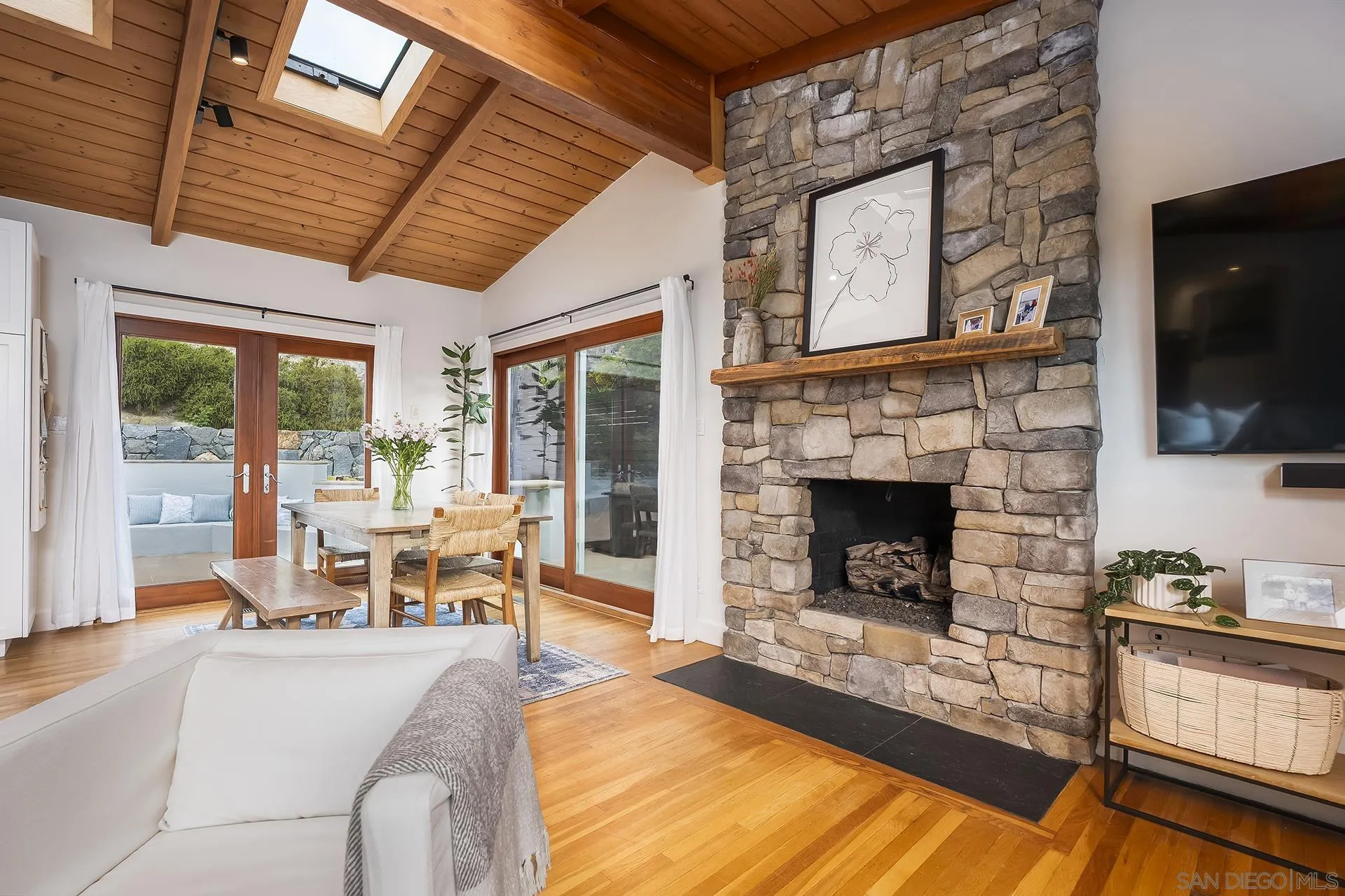 https://cdn.realtyfeed.com/cdn/127/260017036/9e127f50bf66538b032c04194dae7245.webp