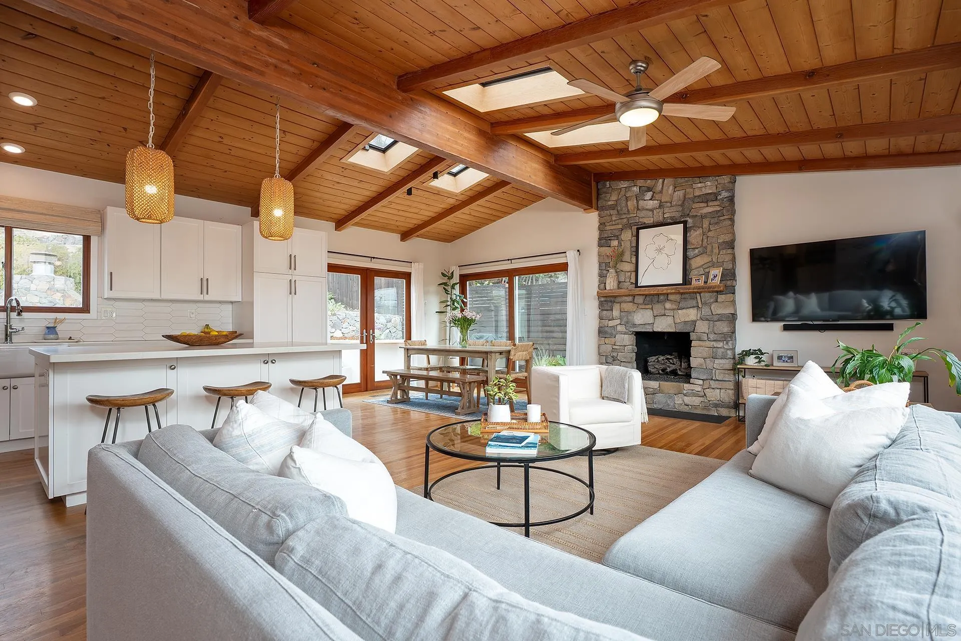 https://cdn.realtyfeed.com/cdn/127/260017036/9fdcc1b5678860bad63978fadbeca391.webp