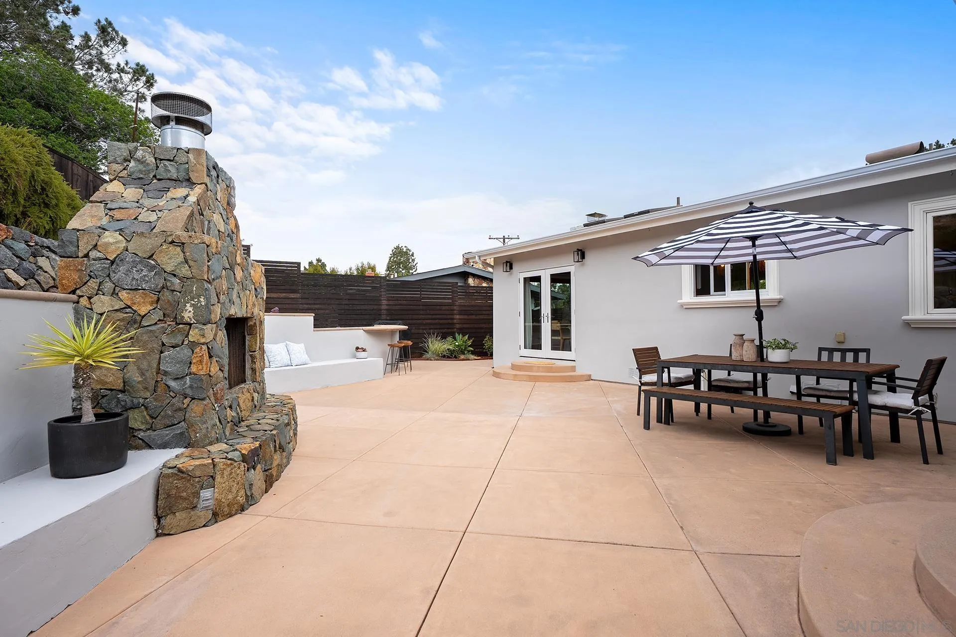 https://cdn.realtyfeed.com/cdn/127/260017036/b55bfb81456eb4686522fd521c4cbd94.webp