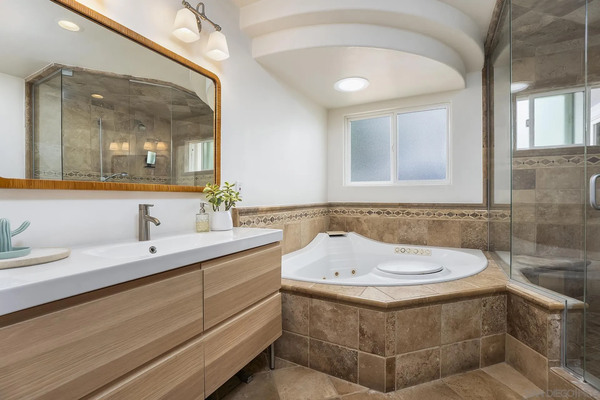 https://cdn.realtyfeed.com/cdn/127/260017036/c4810edf76501ceecea1e9fbbe4c270e.webp