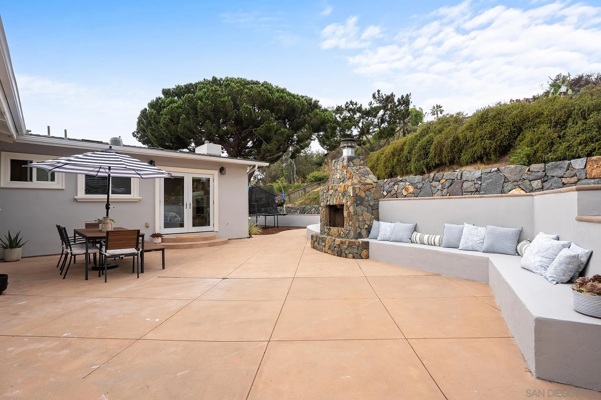 https://cdn.realtyfeed.com/cdn/127/260017036/d43a8f3d5f69d6d80a53ffa544ee8024.webp